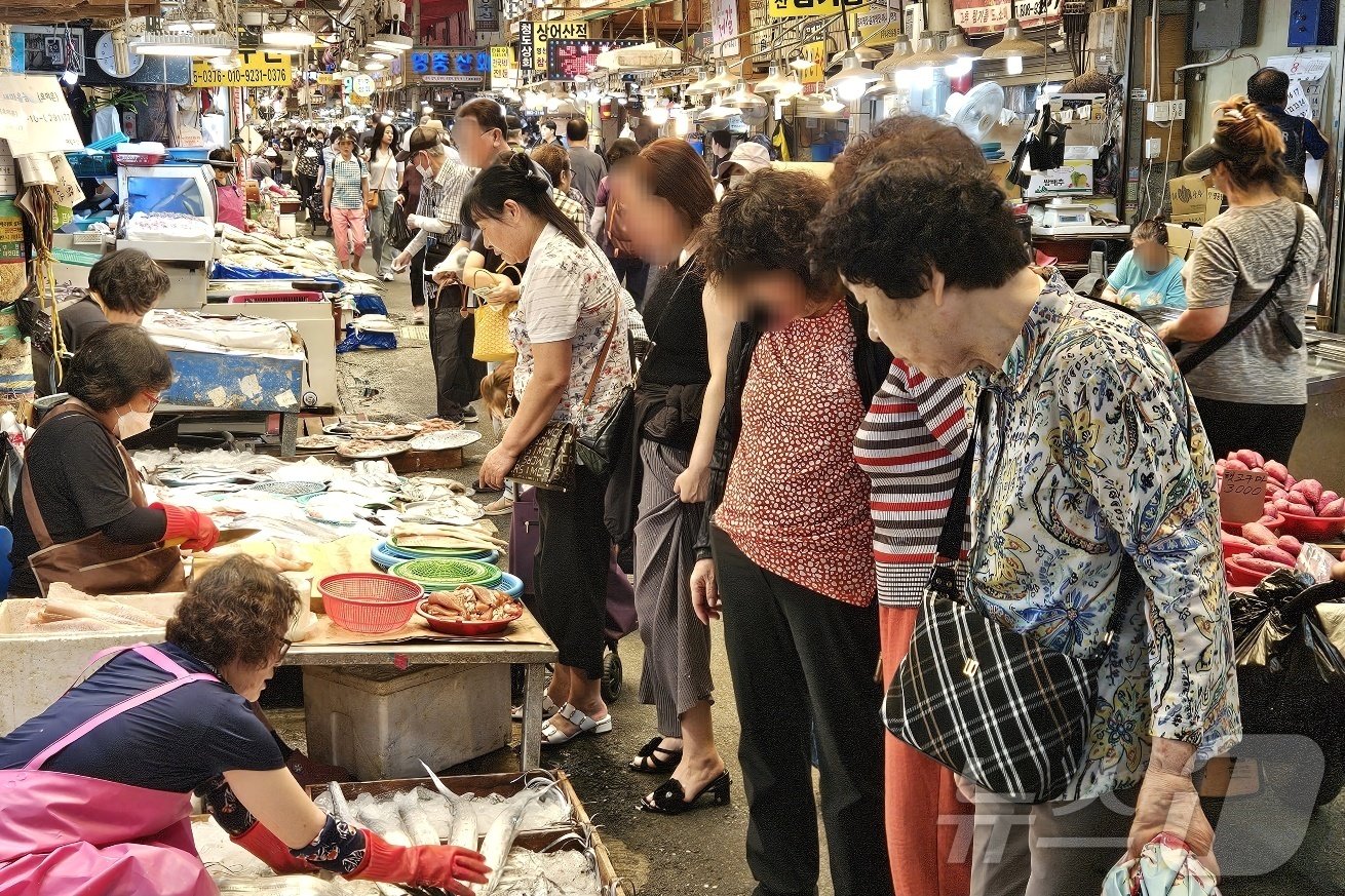 본문 이미지 - 추석 연휴를 일주일 앞둔 6일 부산 부산진구 부전시장이 장을 보러 온 시민들로 붐비고 있다.2024.9.6/ 뉴스1 ⓒ News1 조아서 