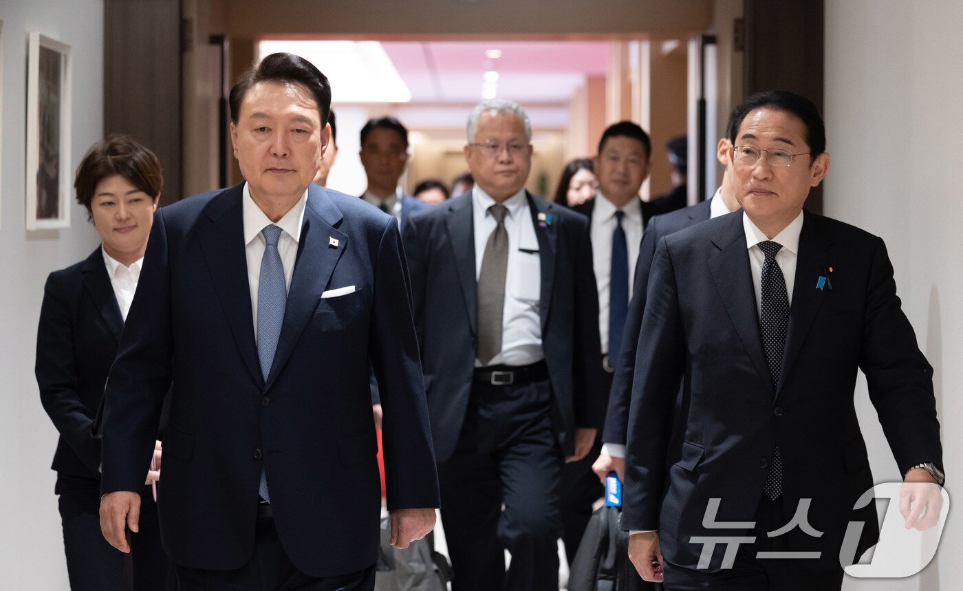 본문 이미지 - 윤석열 대통령이 6일 용산 대통령실에 도착한 기시다 후미오 일본 총리와 한·일 정상회담장으로 이동하고 있다. &#40;대통령실 제공&#41; 2024.9.6/뉴스1 ⓒ News1 박지혜 기자