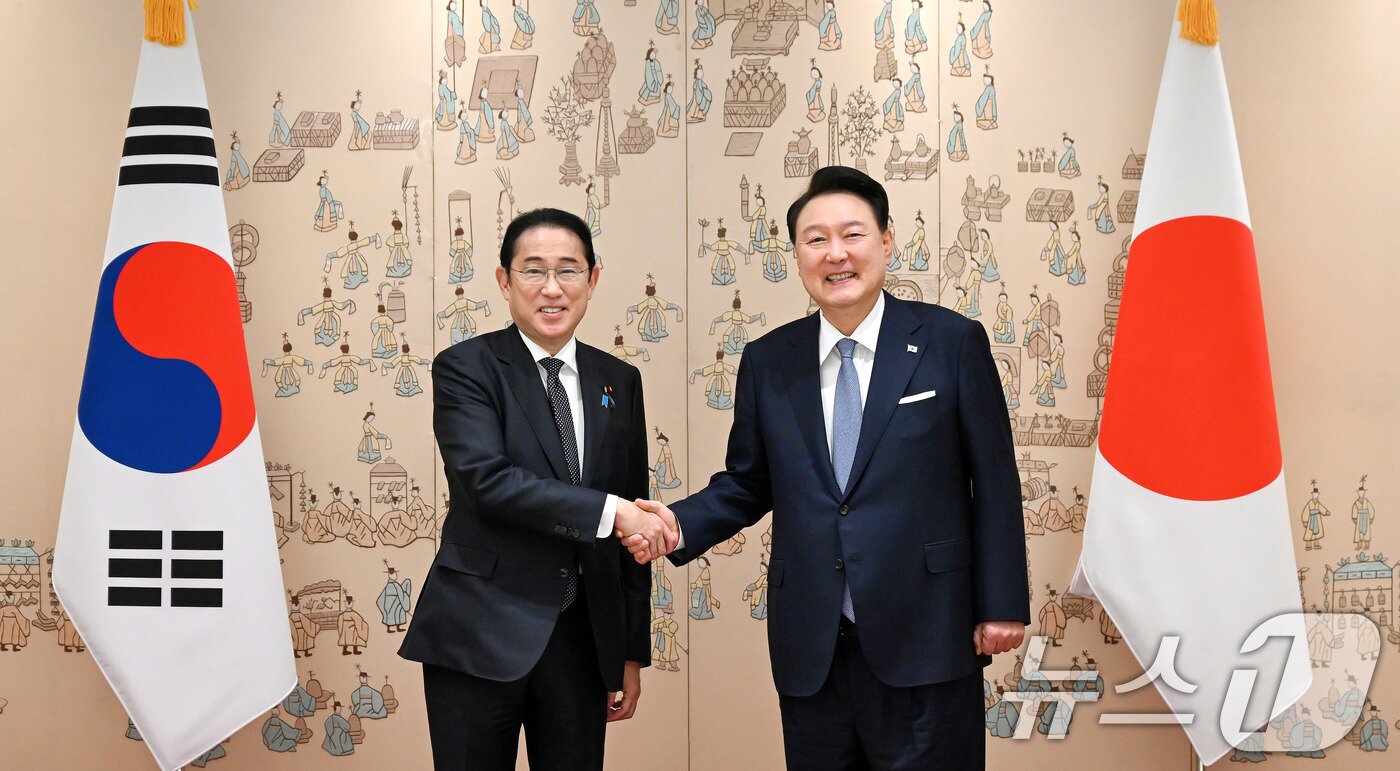 본문 이미지 - 윤석열 대통령이 6일 용산 대통령실에서 한·일 정상회담을 위해 방한한 기시다 후미오 일본 총리와 악수하며 기념 촬영을 하고 있다. &#40;대통령실 제공&#41; 2024.9.6/뉴스1 ⓒ News1 박지혜 기자