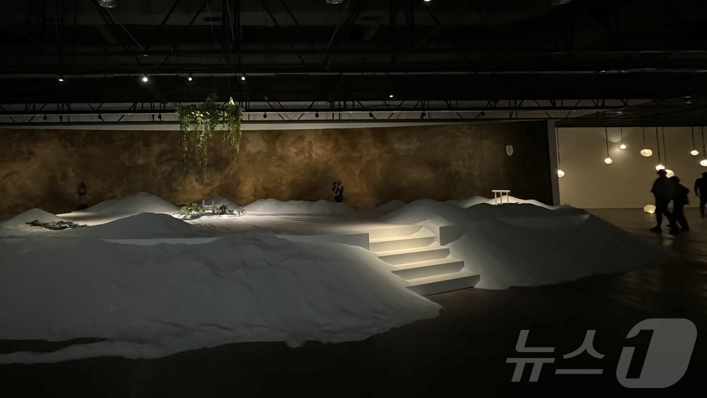 본문 이미지 -   제15회 광주비엔날레가 열리고 있는 광주비엔날레 전시관. 2024.9.6/뉴스1 ⓒ 뉴스1 김일창 기자