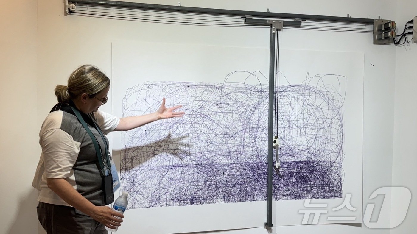 본문 이미지 -  한부철갤러리에서 열리는 안젤라 블록의 작품. 작가가 작품에 대해 설명하는 모습. 2024.9.6/뉴스1 ⓒ 뉴스1 김일창 기자