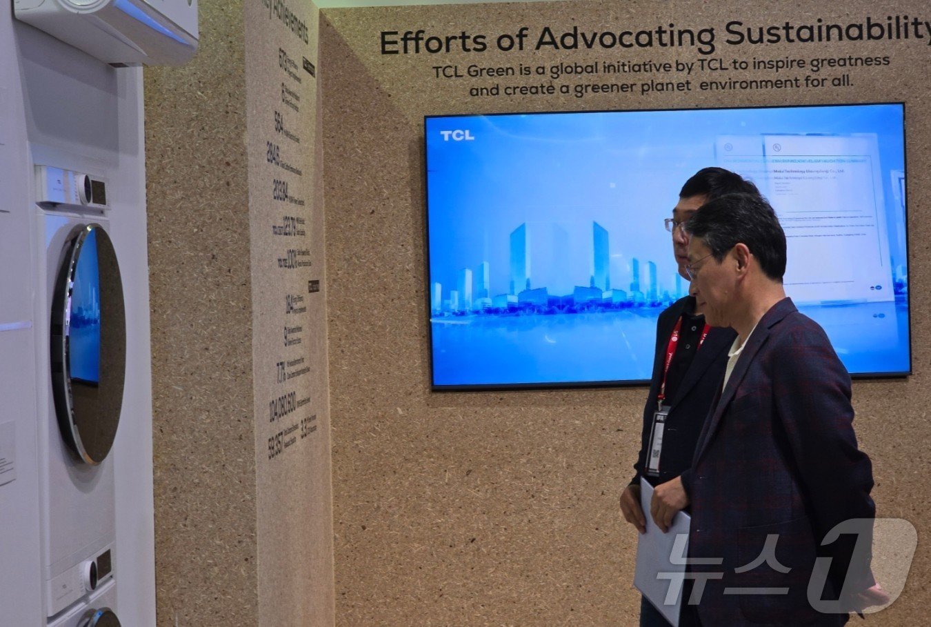 본문 이미지 - 유럽 최대 가전 전시회 'IFA2024'가 개막한 6일(현지시간) 조주완 LG전자 최고경영자(CEO)가 중국 TCL 전시관을 둘러보고 있다. 2024. 9. 6/뉴스1 ⓒ News1 한재준 기자