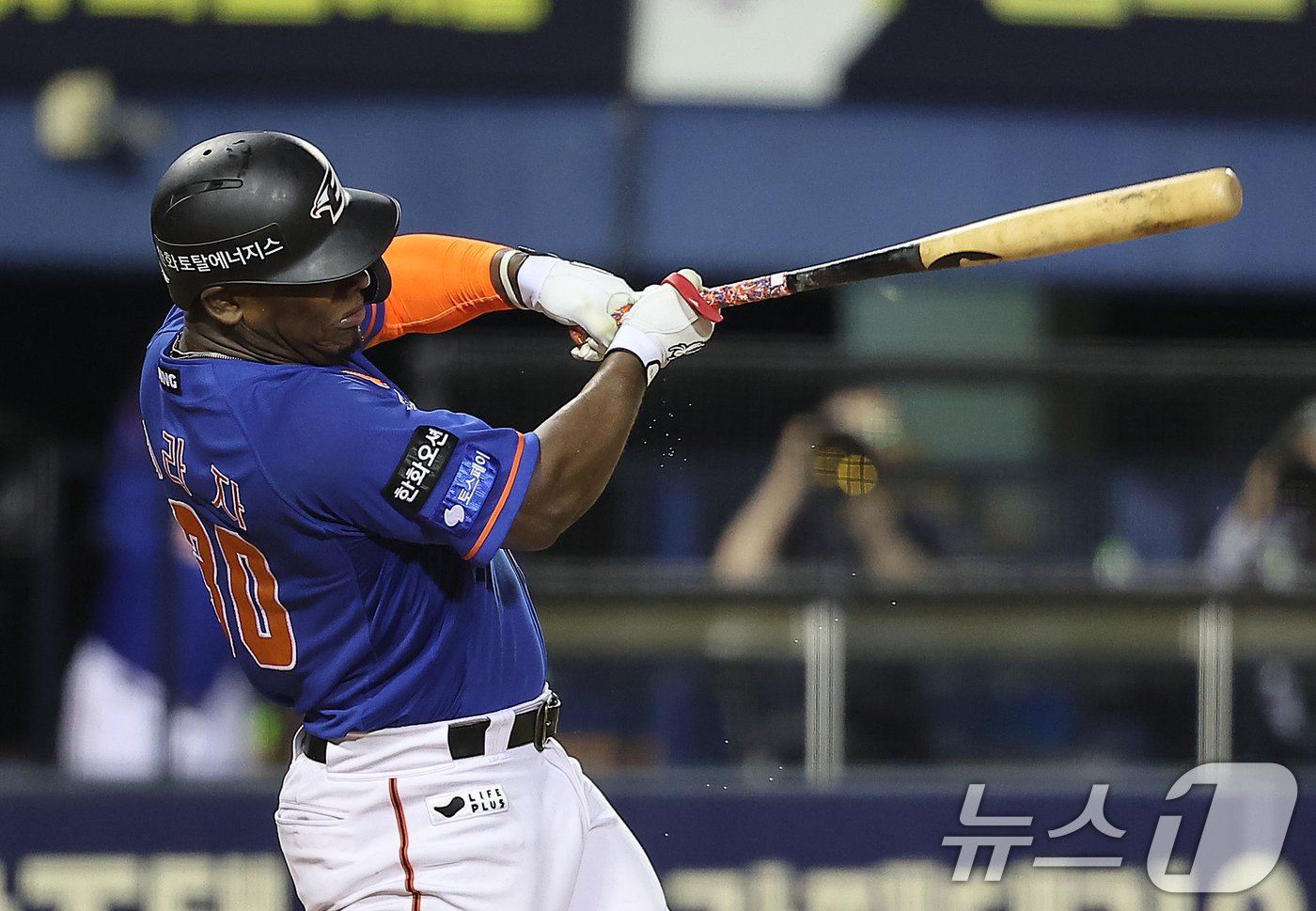 본문 이미지 - 6일 서울 송파구 잠실야구장에서 열린 '2024 신한 SOL 뱅크 KBO리그' 한화 이글스와 LG 트윈스의 경기, 한화 페라자가 5회초 무사 1루에서 안타를 치고 있다. 2024.9.6/뉴스1 ⓒ News1 김진환 기자