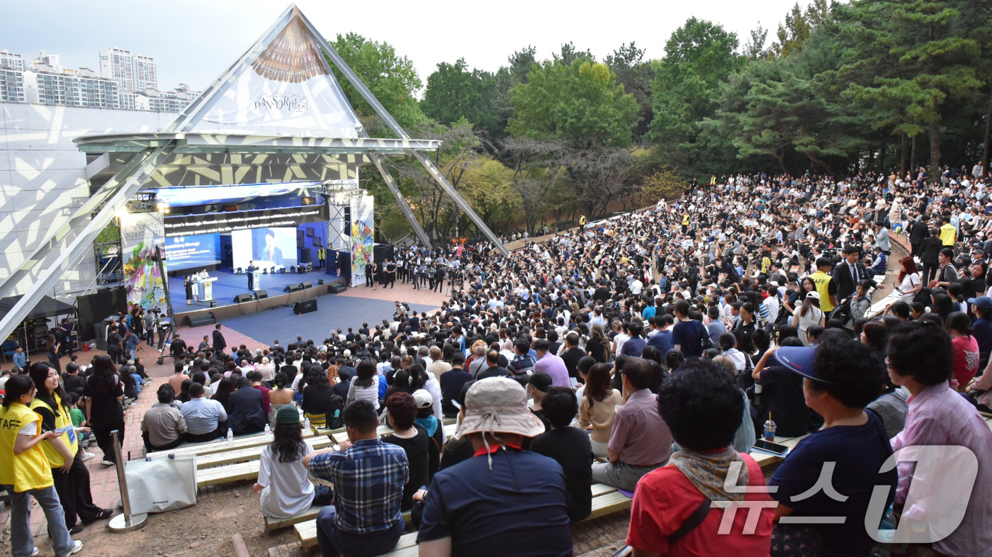 (광주=뉴스1) 김동수 기자 = 6일 오후 광주 북구 용봉동 중외공원 야외공연장에서 제15회 광주비엔날레 개막식이 열리고 있다.2024.9.6/뉴스1