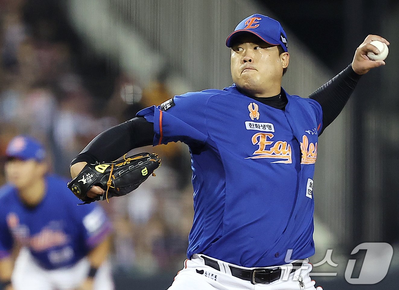 본문 이미지 - 6일 서울 송파구 잠실야구장에서 열린 '2024 신한 SOL 뱅크 KBO리그' 한화 이글스와 LG 트윈스의 경기, 한화 선발 류현진이 6회말 등판해 힘차게 공을 던지고 있다. 2024.9.6/뉴스1 ⓒ News1 김진환 기자