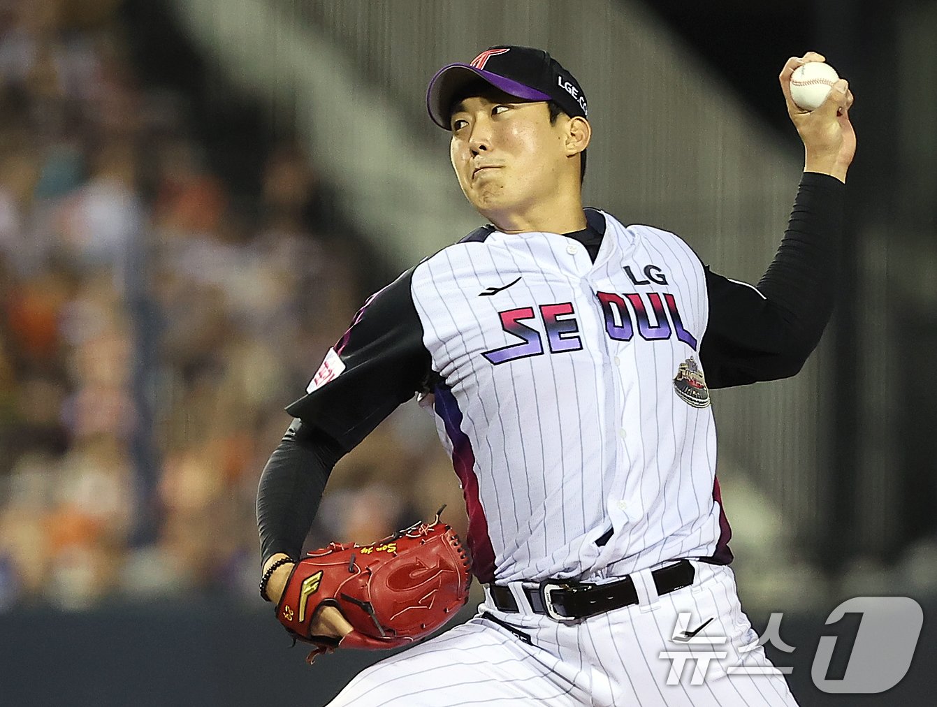 본문 이미지 - 6일 서울 송파구 잠실야구장에서 열린 '2024 신한 SOL 뱅크 KBO리그' 한화 이글스와 LG 트윈스의 경기, LG 선발 손주영이 7회초 등판해 힘차게 공을 던지고 있다. 2024.9.6/뉴스1 ⓒ News1 김진환 기자