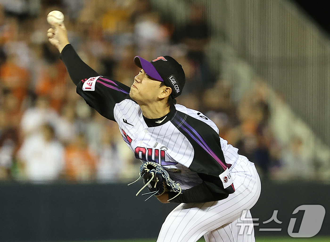 (서울=뉴스1) 김진환 기자 = 6일 서울 송파구 잠실야구장에서 열린 '2024 신한 SOL 뱅크 KBO리그' 한화 이글스와 LG 트윈스의 경기, LG 이종준이 8회초 등판해 힘차 …