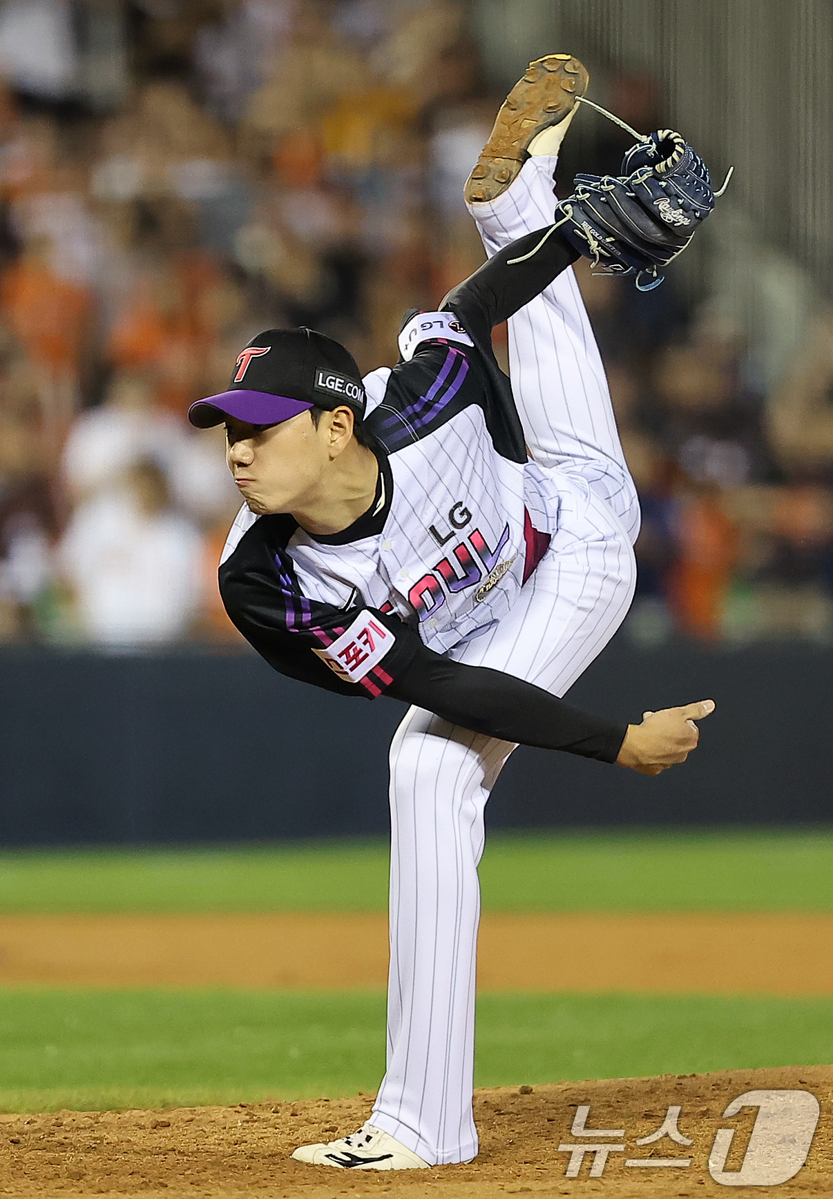 (서울=뉴스1) 김진환 기자 = 6일 서울 송파구 잠실야구장에서 열린 '2024 신한 SOL 뱅크 KBO리그' 한화 이글스와 LG 트윈스의 경기, LG 이종준이 8회초 등판해 힘차 …