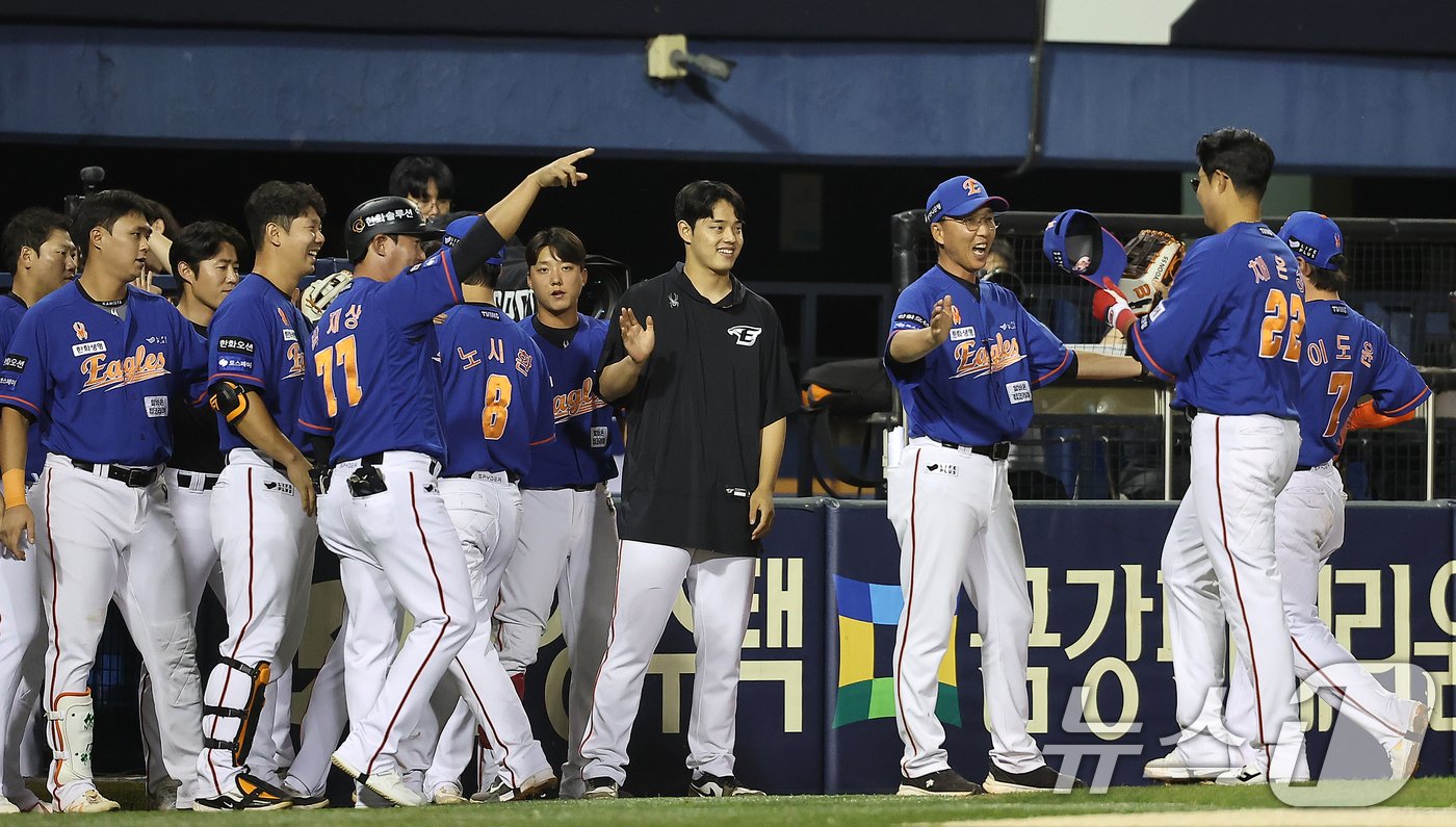본문 이미지 - 6일 서울 송파구 잠실야구장에서 열린 '2024 신한 SOL 뱅크 KBO리그' 한화 이글스와 LG 트윈스의 경기, 한화 더그아웃 선수들이 8회말 이닝을 실점 없이 마치자 환호하고 있다. 2024.9.6/뉴스1 ⓒ News1 김진환 기자