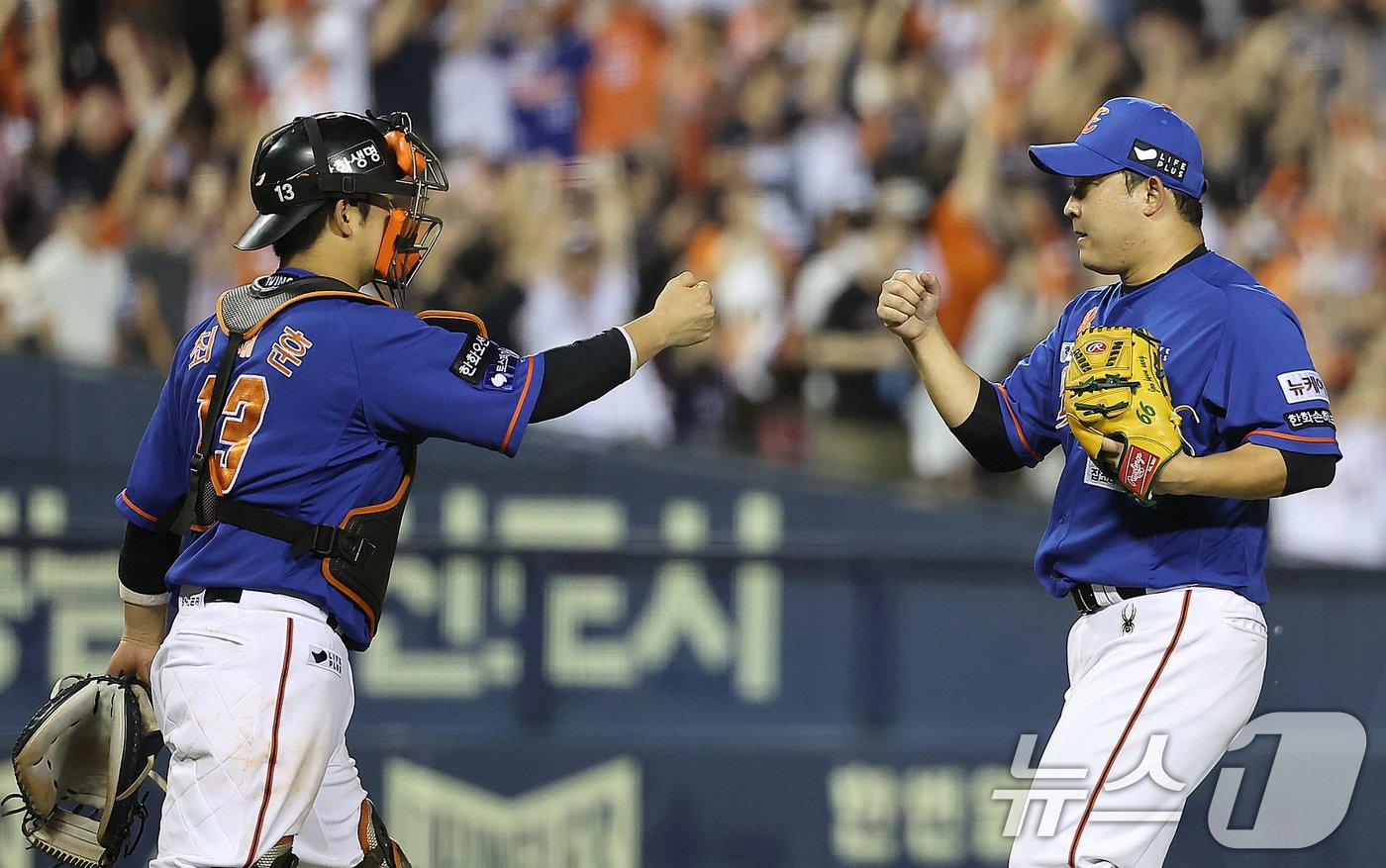 본문 이미지 - 6일 서울 송파구 잠실야구장에서 열린 '2024 신한 SOL 뱅크 KBO리그' 한화 이글스와 LG 트윈스의 경기, 3대1 승리를 거둔 한화 마무리 주현상과 포수 최재훈이 기쁨을 나누고 있다. 2024.9.6/뉴스1 ⓒ News1 김진환 기자