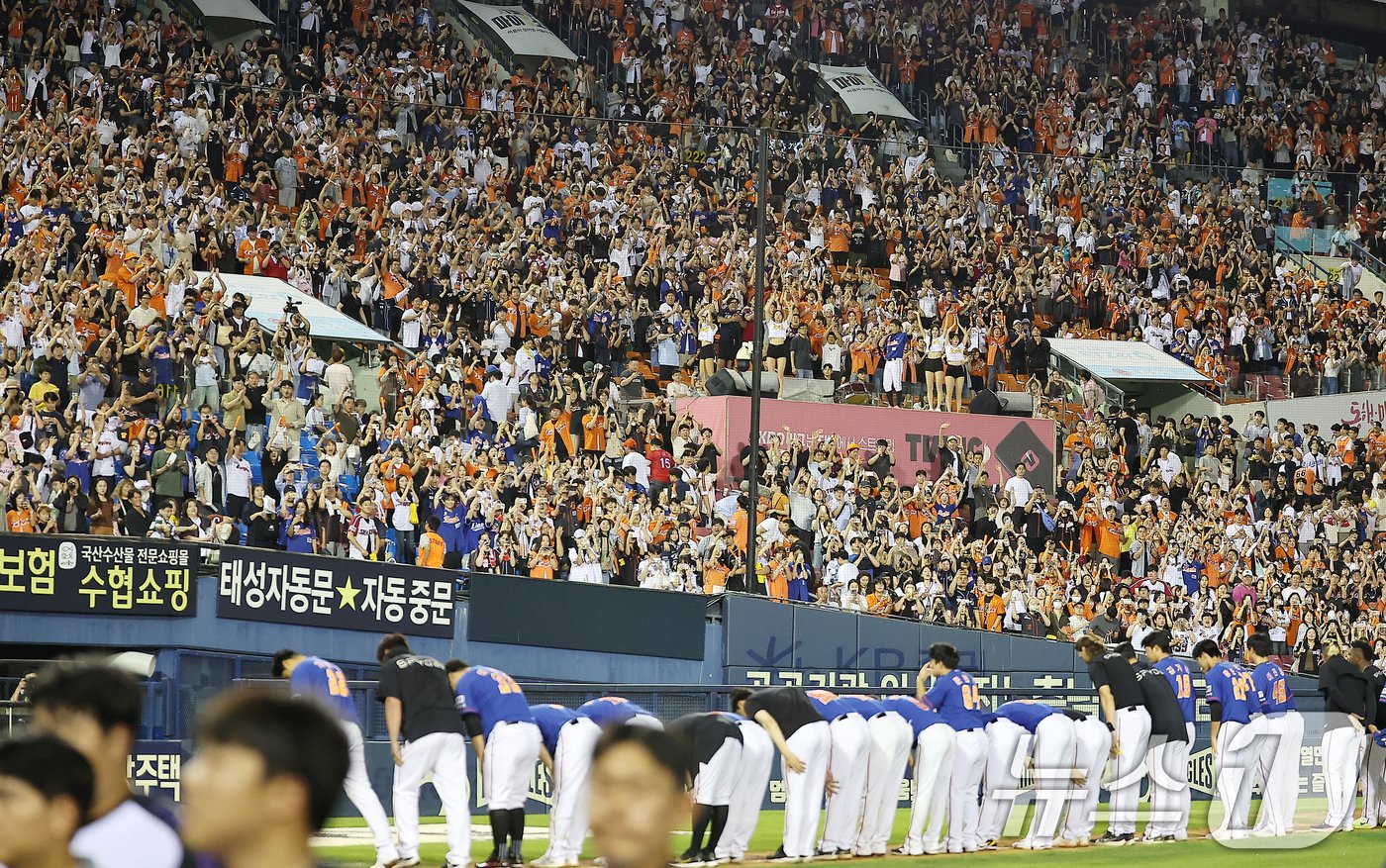 본문 이미지 - 6일 서울 송파구 잠실야구장에서 열린 '2024 신한 SOL 뱅크 KBO리그' 한화 이글스와 LG 트윈스의 경기, 3대1 승리를 거둔 한화 선수들이 팬들에게 인사하고 있다. 2024.9.6/뉴스1 ⓒ News1 김진환 기자
