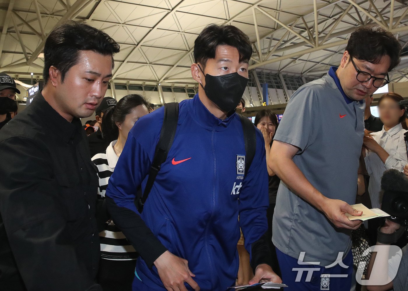 본문 이미지 - 오만 원정 당시 공항을 통해 출국하는 대한민국 축구대표팀 손흥민 2024.9.6/뉴스1 ⓒ News1 임세영 기자