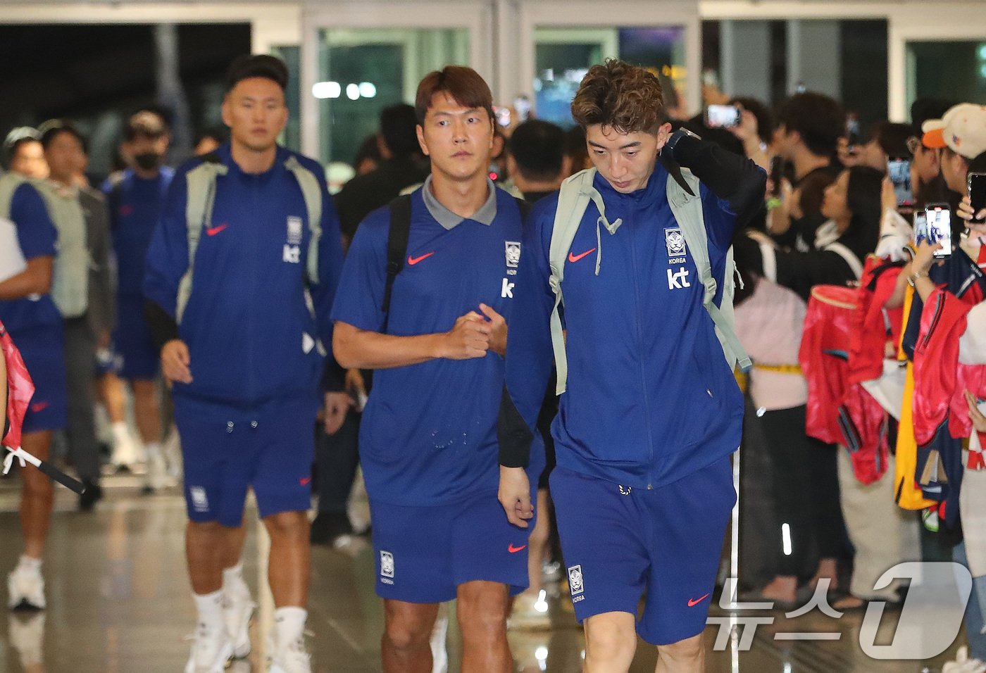 조현우, 김영권 등 대한민국 축구대표팀이 6일 인천국제공항 제1터미널을 통해 오만으로 출국하고 있다. 대한민국 축구대표팀은 오는 10일 오후 11시 오만과 2026 국제축구연맹&#40;FIFA&#41; 북중미 월드컵 아시아지역 3차 예선 B조 조별리그 2차전을 갖는다. 2024.9.6/뉴스1 ⓒ News1 임세영 기자