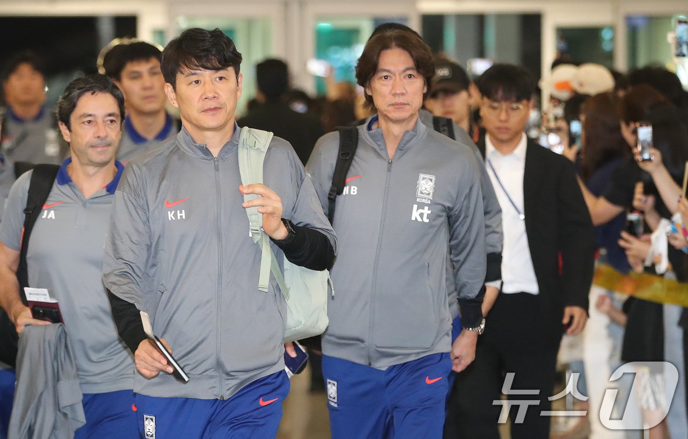 홍명보 대한민국 축구대표팀 감독을 비롯한 코칭 스태프가 6일 인천국제공항 제1터미널을 통해 오만으로 출국하고 있다. 대한민국 축구대표팀은 오는 10일 오후 11시 오만과 2026 국제축구연맹&#40;FIFA&#41; 북중미 월드컵 아시아지역 3차 예선 B조 조별리그 2차전을 갖는다. 2024.9.6/뉴스1 ⓒ News1 임세영 기자