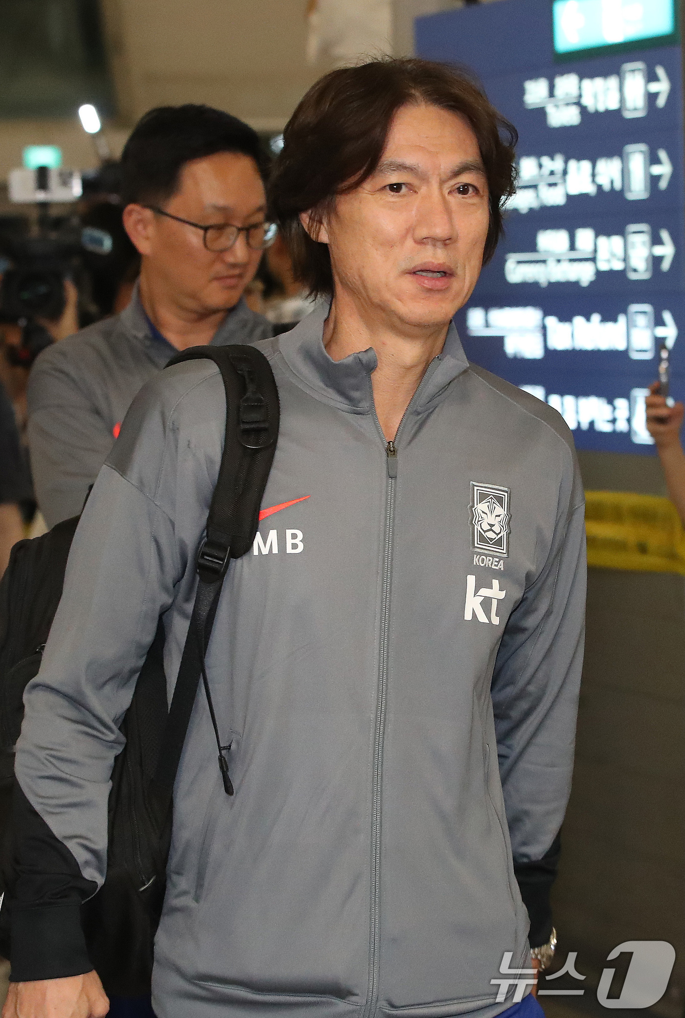 (인천공항=뉴스1) 임세영 기자 = 홍명보 대한민국 축구대표팀 감독이 6일 인천국제공항 제1터미널을 통해 오만으로 출국하고 있다.대한민국 축구대표팀은 오는 10일 오후 11시 오만 …