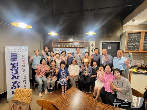 본문 이미지 - <strong>전남도교육청영광도서관</strong>(관장 조정희)- '둘둘 영광문학 동아리' 회원들이 지난 8월 27일 자작시 및 애송시 낭송회를 개최했다. '둘둘 영광문학 동아리'는 2022년 결성된 영광도서관 동아리로 현재 25명의 회원들이 활동하고 있다.(전남교육청 제공)/뉴스1 