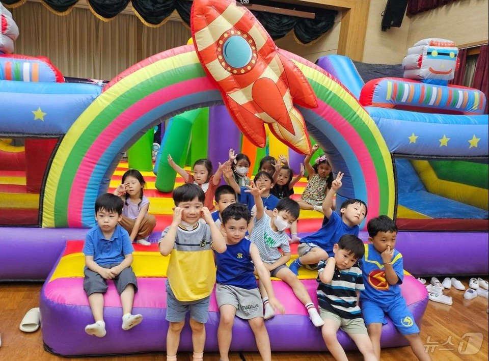 본문 이미지 - <strong>순천정원유치원</strong>(원장 정지량)- 지난 8월 21일부터 22일까지 다양한 대근육활동 부스를 설치하여 평소 교실에서 체험할 수 없었던 점핑놀이 및 다채로운 신체활동 시간을 가졌다.(전남교육청 제공)/뉴스1 