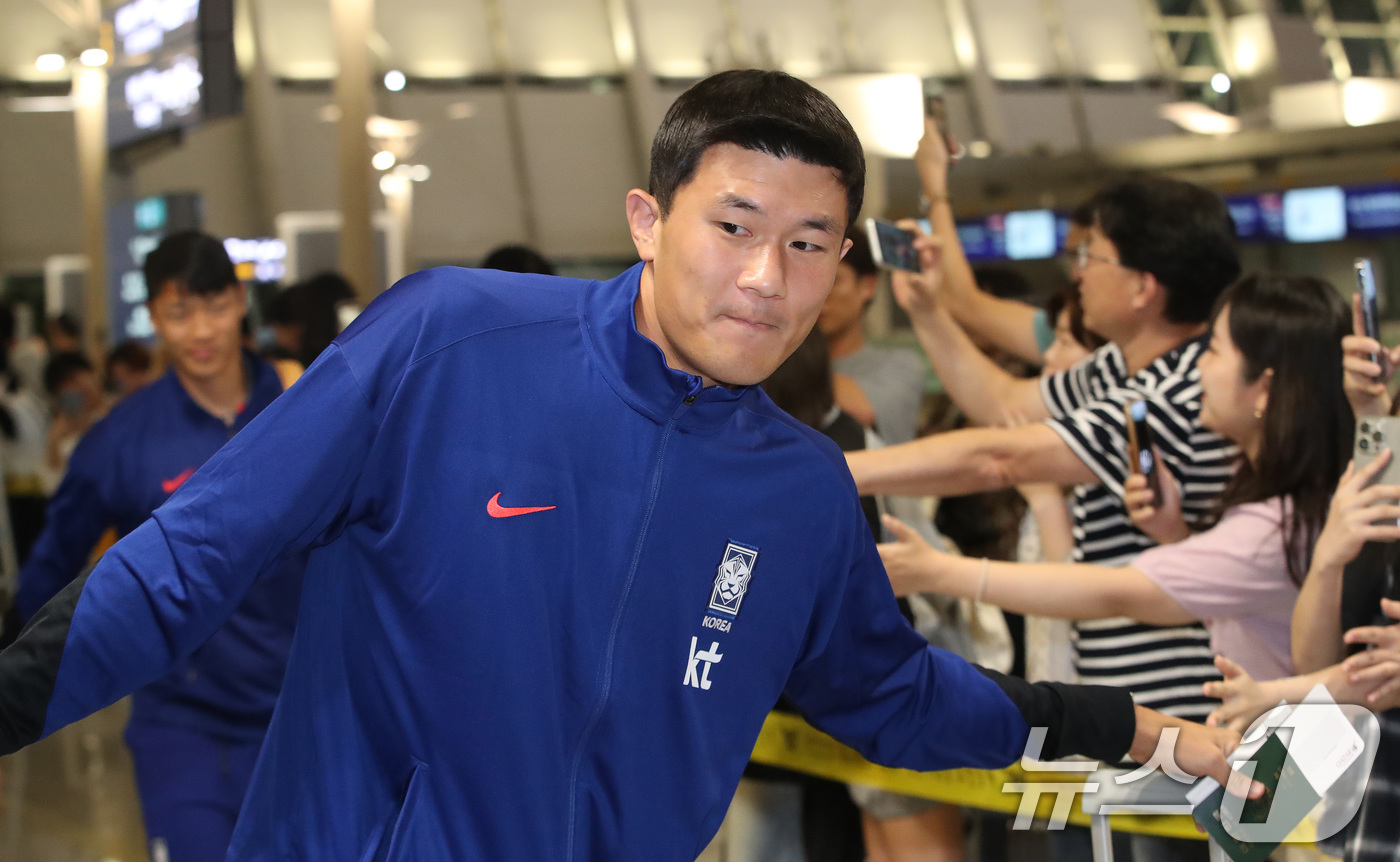 (인천공항=뉴스1) 임세영 기자 = 대한민국 축구대표팀 김민재가 6일 인천국제공항 제1터미널을 통해 오만으로 출국하며 팬들과 악수를 나누고 있다.대한민국 축구대표팀은 오는 10일 …