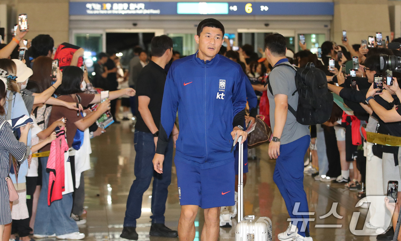 (인천공항=뉴스1) 임세영 기자 = 대한민국 축구대표팀 김민재가 6일 인천국제공항 제1터미널을 통해 오만으로 출국하고 있다.대한민국 축구대표팀은 오는 10일 오후 11시 오만과 2 …