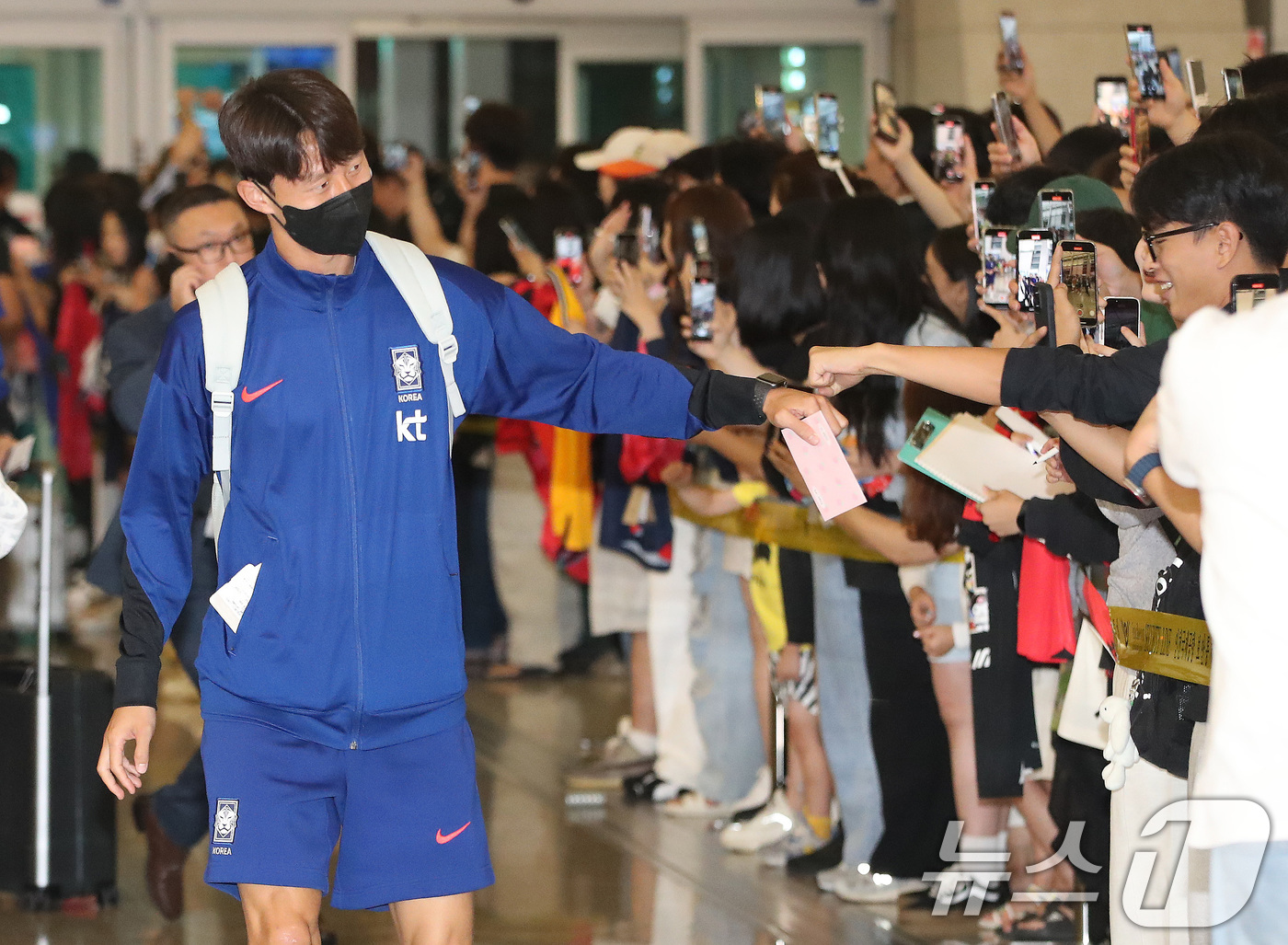 (인천공항=뉴스1) 임세영 기자 = 대한민국 축구대표팀 이재성이 6일 인천국제공항 제1터미널을 통해 오만으로 출국하며 팬들과 하이파이브를 나누고 있다. 대한민국 축구대표팀은 오는 …