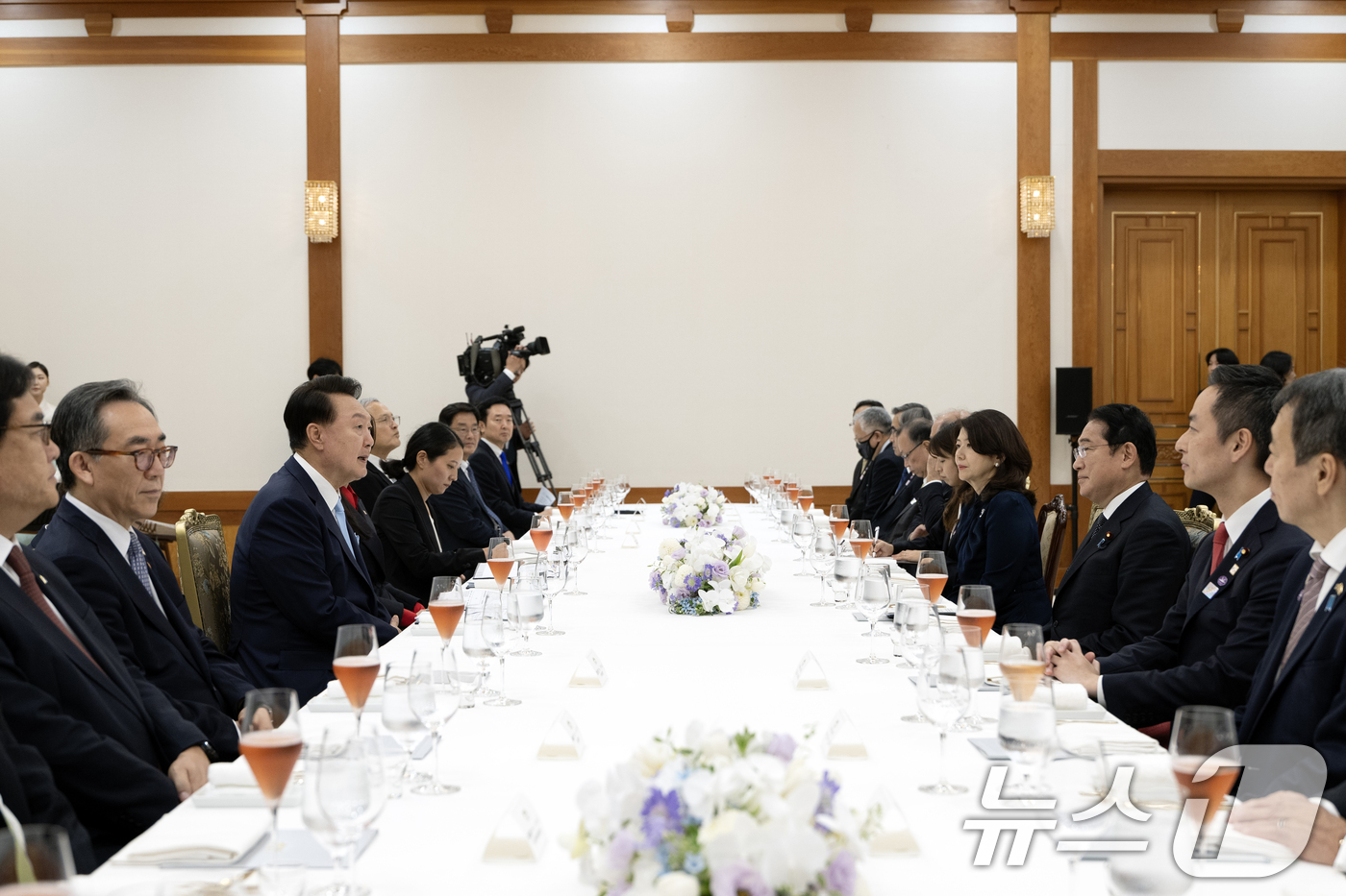 (서울=뉴스1) 송원영 기자 = 윤석열 대통령이 6일 청와대 본관에서 열린 기시다 후미오 일본 총리, 부인 유코 여사와의 만찬에서 환담을 하고 있다. (대통령실 제공) 2024.9 …