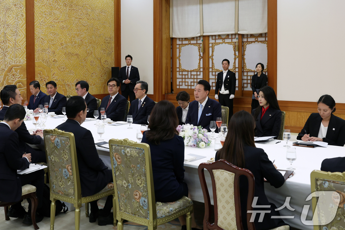 (서울=뉴스1) 송원영 기자 = 윤석열 대통령과 김건희 여사가 6일 청와대 본관에서 열린 기시다 후미오 일본 총리, 부인 유코 여사와의 만찬에서 환담을 하고 있다. (대통령실 제공 …