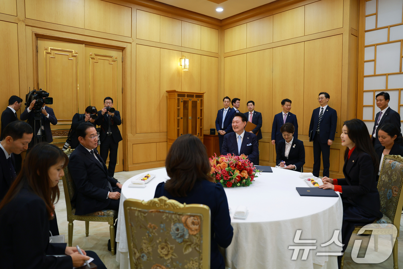 (서울=뉴스1) 송원영 기자 = 윤석열 대통령과 김건희 여사가 6일 청와대 본관에서 방한한 기시다 후미오 일본 총리, 부인 유코 여사와 차담을 하고 있다. (대통령실 제공) 202 …