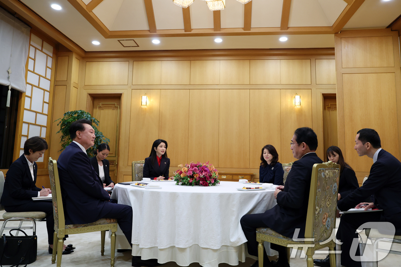 (서울=뉴스1) 송원영 기자 = 윤석열 대통령과 김건희 여사가 6일 청와대 본관에서 방한한 기시다 후미오 일본 총리, 부인 유코 여사와 차담을 하고 있다. (대통령실 제공) 202 …