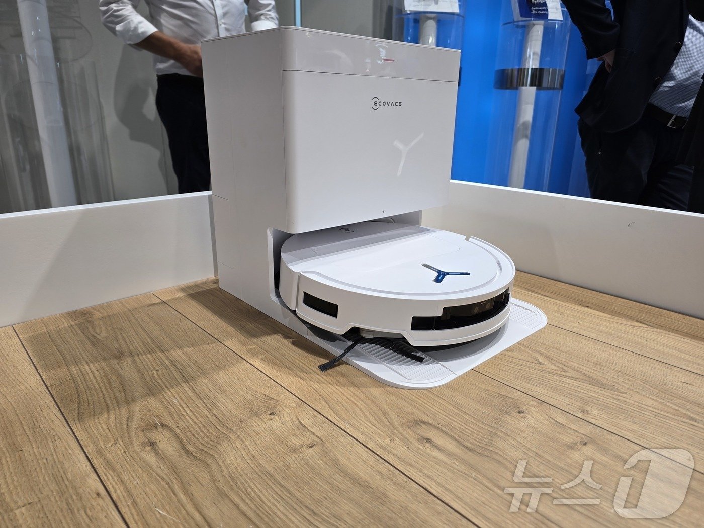 본문 이미지 - 에코백스가 'IFA2024'에서 공개한 로봇청소기 신제품. 물걸레 기능을 강화했다. 2024. 9. 6/뉴스1 ⓒ News1 한재준 기자