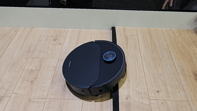 본문 이미지 - 중국 로봇청소기 업체 드리미가 'IFA2024'에서 공개한 신기술. 최대 5cm 문턱도 넘을 수 있다.