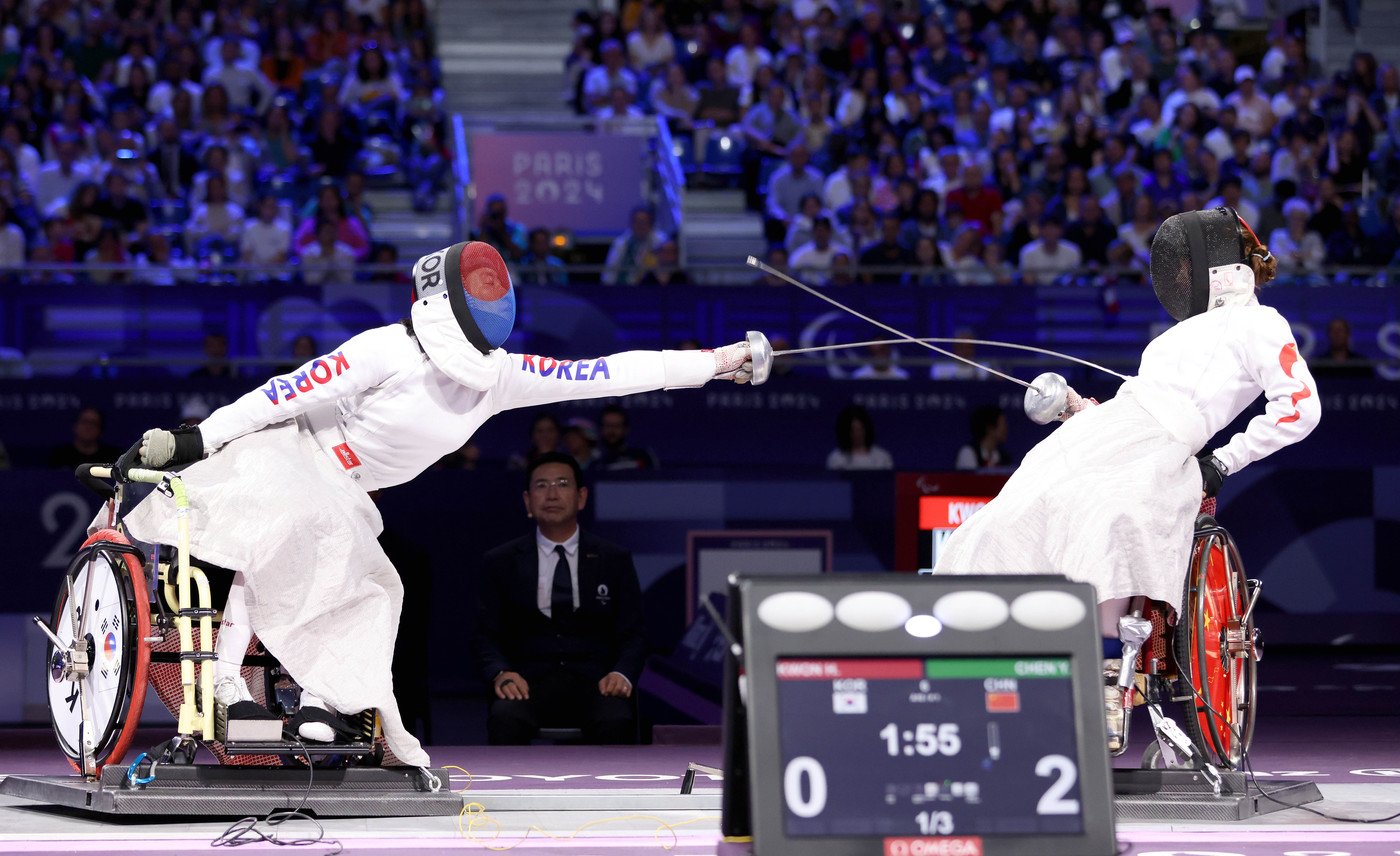 본문 이미지 - 권효경(왼쪽)이 2024 파리 패럴림픽에서 휠체어펜싱 에페 여자 개인전 결승에서 찌르기를 시도하고 있다. (대한장애인체육회 제공)