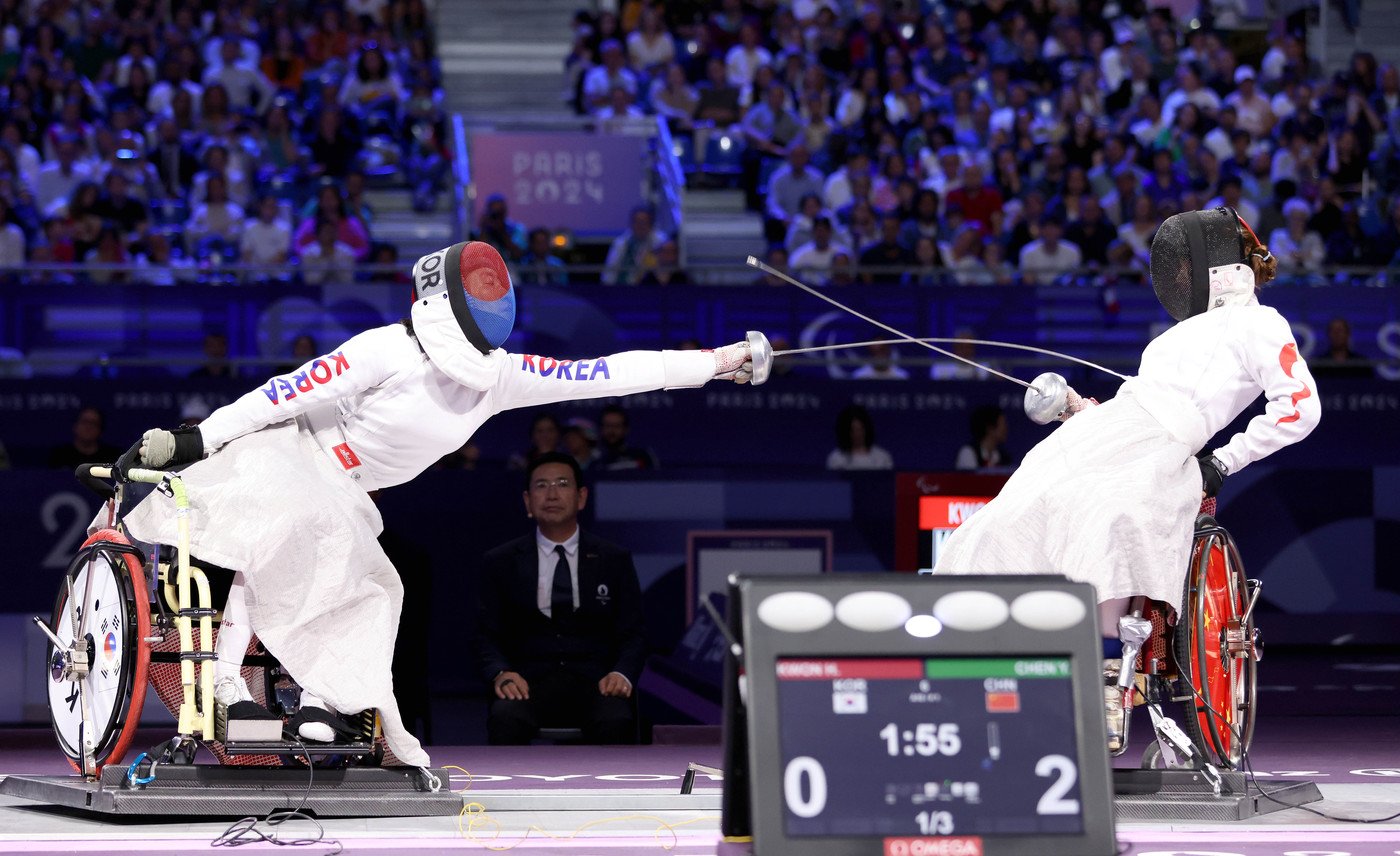 권효경&#40;왼쪽&#41;이 2024 파리 패럴림픽에서 휠체어펜싱 에페 여자 개인전 결승에서 찌르기를 시도하고 있다. &#40;대한장애인체육회 제공&#41;