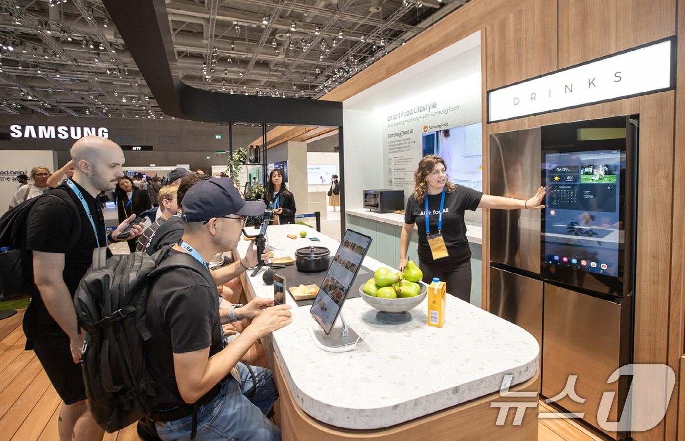 본문 이미지 - 삼성전자는 독일 베를린에서 열린 유럽 최대 가전 전시회 'IFA 2024'에서 '모두를 위한 AI(AI for All)' 주제로 참가해, AI 기술 혁신을 통해 진화한 연결 경험을 유럽 시장에 선보였다고 7일 밝혔다. 사진은 IFA 2024 삼성전자 전시관에서 '삼성 푸드' 서비스를 설명하고 있는 모습. (삼성전자 제공) 2024.9.7/뉴스1