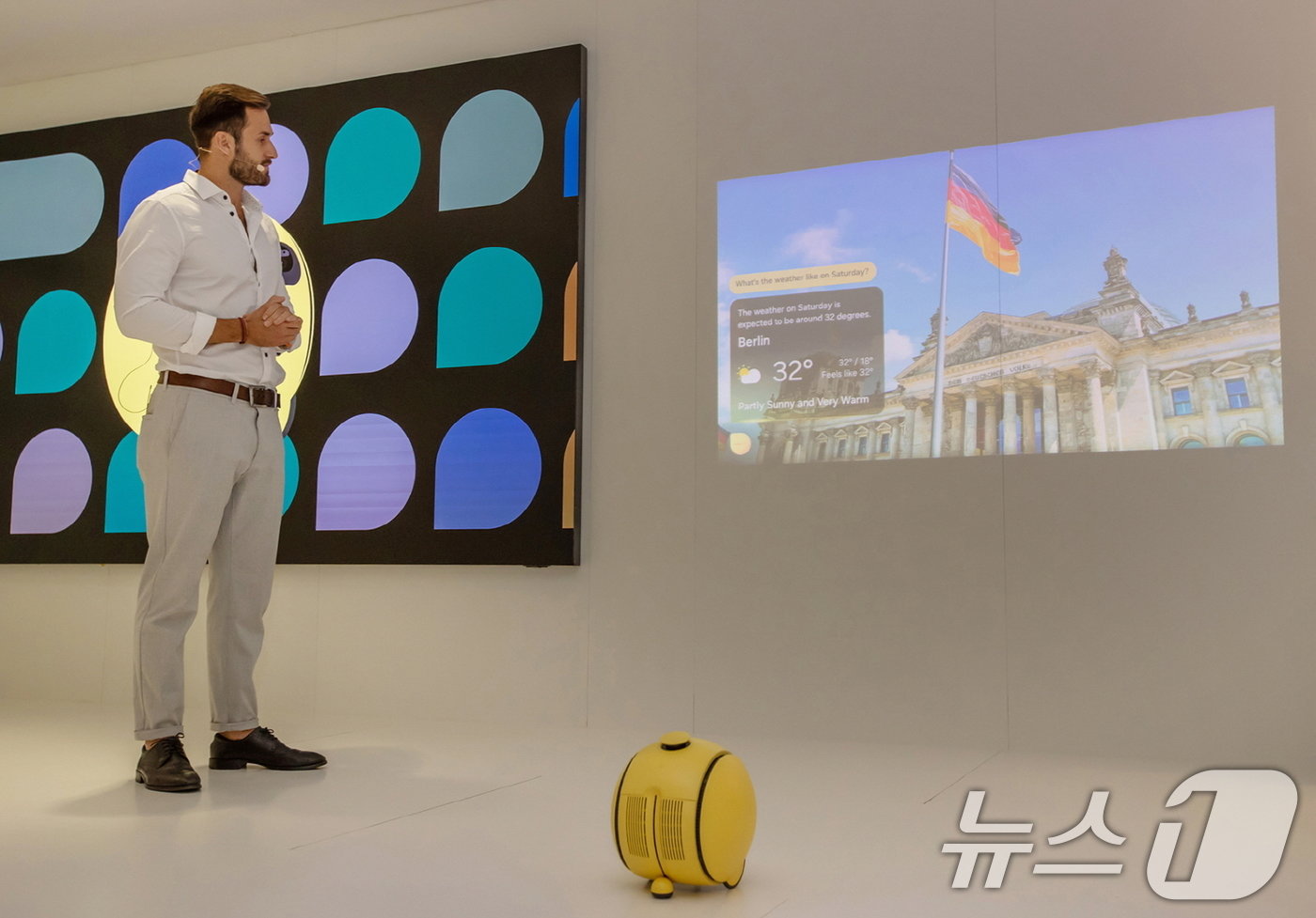 본문 이미지 - 삼성전자는 독일 베를린에서 열린 유럽 최대 가전 전시회 'IFA 2024'에서 '모두를 위한 AI(AI for All)' 주제로 참가해, AI 기술 혁신을 통해 진화한 연결 경험을 유럽 시장에 선보였다고 7일 밝혔다. 사진은 삼성전자 전시관에서 AI 홈 컴패니언(AI Home Companion) '볼리'를 시연하고 있는 모습. (삼성전자 제공) 2024.9.7/뉴스1