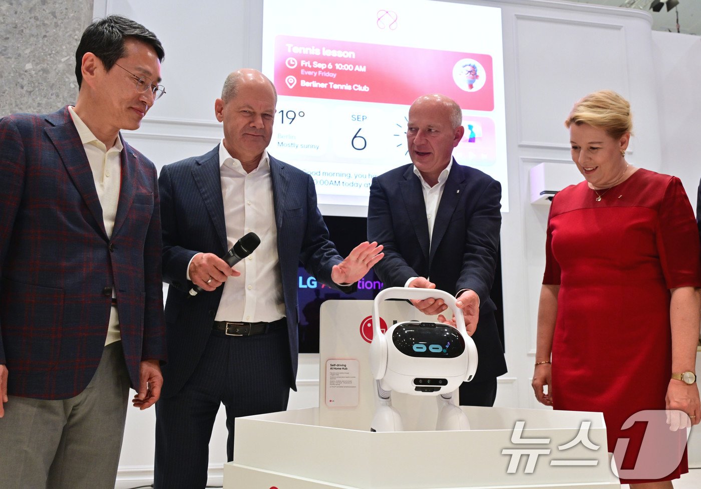 본문 이미지 - 조주완 LG전자 최고경영자(CEO)가 6일 독일 베를린에서 열린 유럽 최대 가전전시회 'IFA 2024'에서 올라프 숄츠 독일 총리에게 '공감지능으로 새롭게 그려내는 AI홈'을 주제로 한 LG전자 전시장을 소개하고 있다. 사진 왼쪽부터 LG전자 조주완 CEO, 올라프 숄츠 독일 총리, 카이 베그너 베를린 시장, 프란치스카 기페이 베를린 상원의원. (LG전자 제공) 2024.9.7/뉴스1