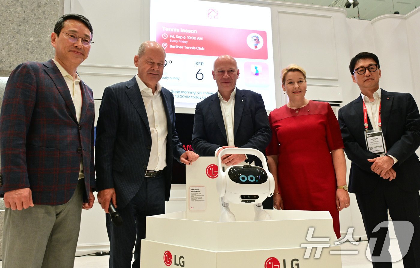 본문 이미지 - 조주완 LG전자 최고경영자(CEO)가 6일 독일 베를린에서 열린 유럽 최대 가전전시회 'IFA 2024'에서 올라프 숄츠 독일 총리에게 '공감지능으로 새롭게 그려내는 AI홈'을 주제로 한 LG전자 전시장을 소개하고 있다. 사진 왼쪽부터 LG전자 조주완 CEO, 올라프 숄츠 독일 총리, 카이 베그너 베를린 시장, 프란치스카 기페이 베를린 상원의원. (LG전자 제공) 2024.9.7/뉴스1