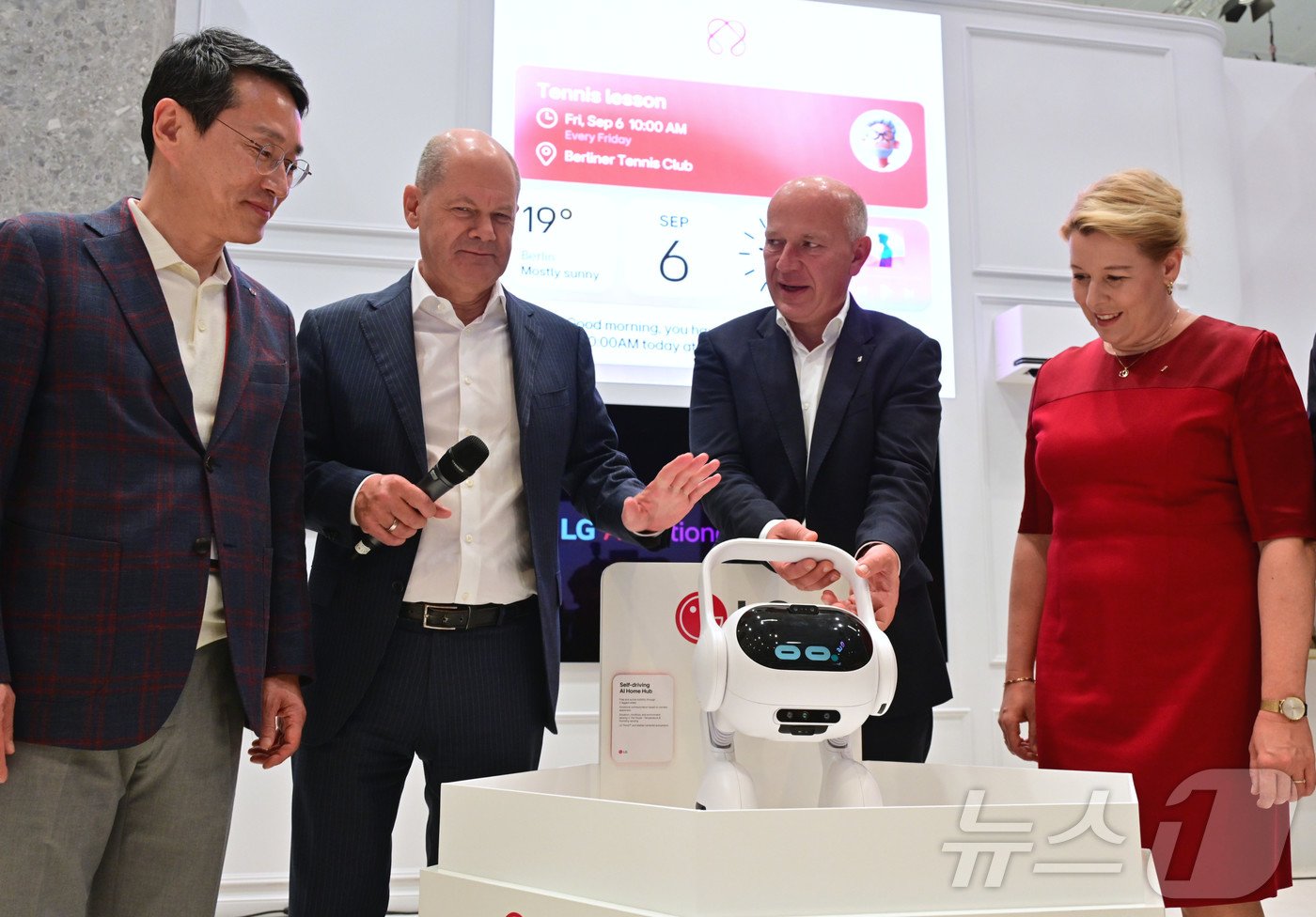 본문 이미지 - 6일 독일 베를린에서 열리고 있는 유럽 최대 가전전시회 'IFA 2024' 현장을 방문한 올라프 숄츠 독일 총리가 LG전자 부스를 찾았다. LG전자 조주완 CEO가 숄츠 총리에게 '공감지능으로 새롭게 그려내는 AI홈'을 주제로 한 LG전자 전시장을 소개하고 왼쪽부터 LG전자 조주완 CEO, 올라프 숄츠 독일 총리, 카이 베그너 베를린 시장, 프란치스카 기페이 베를린 상원의원.(LG전자 제공) ⓒ News1 한재준 기자