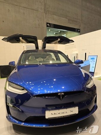 본문 이미지 - 삼성전자는 테슬라와 협업해 '스마트싱스 에너지 서비스'를 선보였다. 삼성전자 부스에 전시된 테슬라 모델X.