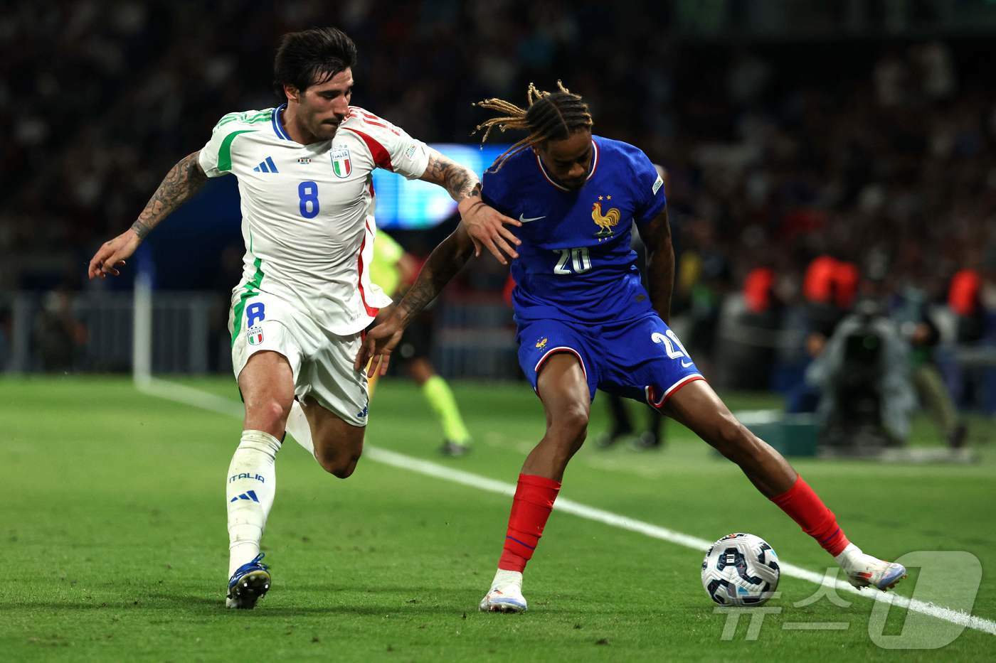 본문 이미지 - 프랑스의 브래들리 바르콜라(오른쪽)은 7일(한국시간) 열린 2024-25 UEFA 네이션스리그 리그A 2조 이탈리아와 1차전에서 경기 시작 13초 만에 득점했다. ⓒ AFP=뉴스1