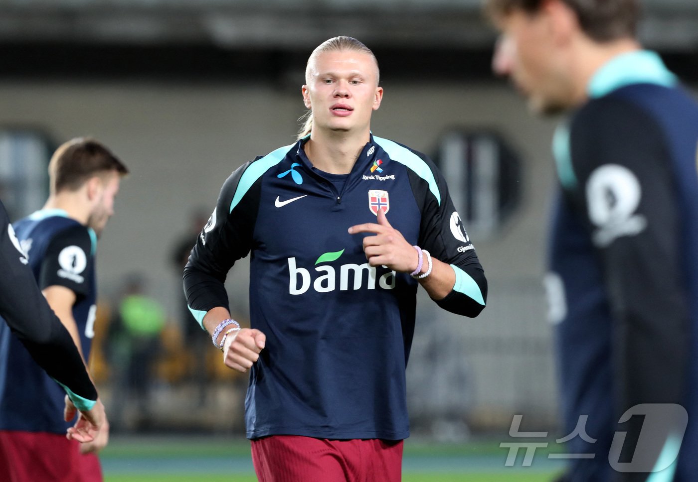 본문 이미지 - 노르웨이의 간판 공격수 엘링 홀란드는 6일(한국시간) 열린 2024-25 UEFA 네이션스리그 리그B 3조 카자흐스틴과 1차전에서 무득점에 그쳤다. ⓒ 로이터=뉴스1