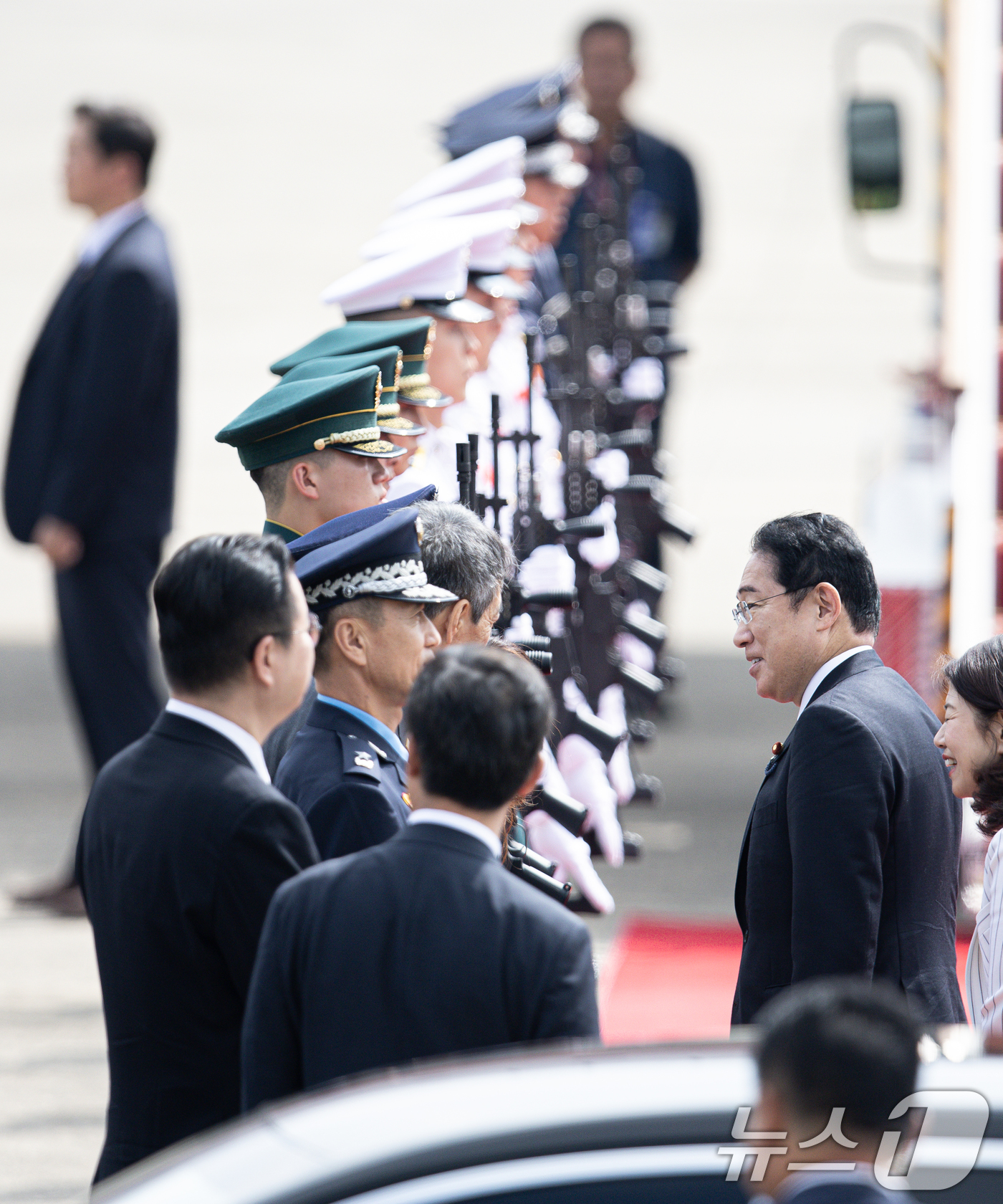 (성남=뉴스1) 이재명 기자 = 기시다 후미오 일본 총리가 7일 오전 경기 성남 서울공항을 통해 출국하기 전 환송인사와 인사를 나누고 있다. 2024.9.7/뉴스1