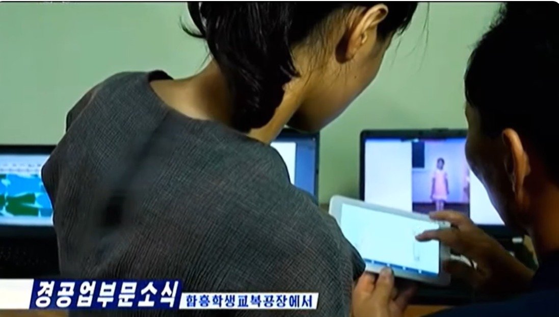 본문 이미지 -  업무에 태블릿PC를 활용하는 북한 노동자들(조선중앙TV 갈무리)
