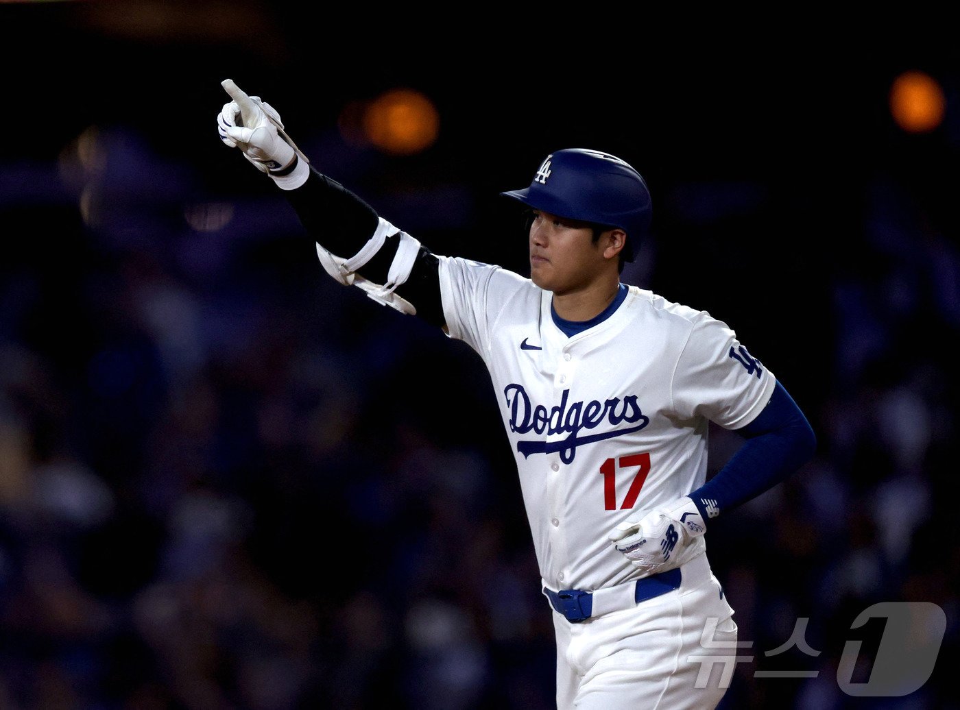 본문 이미지 - 시즌 45호 홈런을 때려낸 오타니 쇼헤이. ⓒ AFP=뉴스1