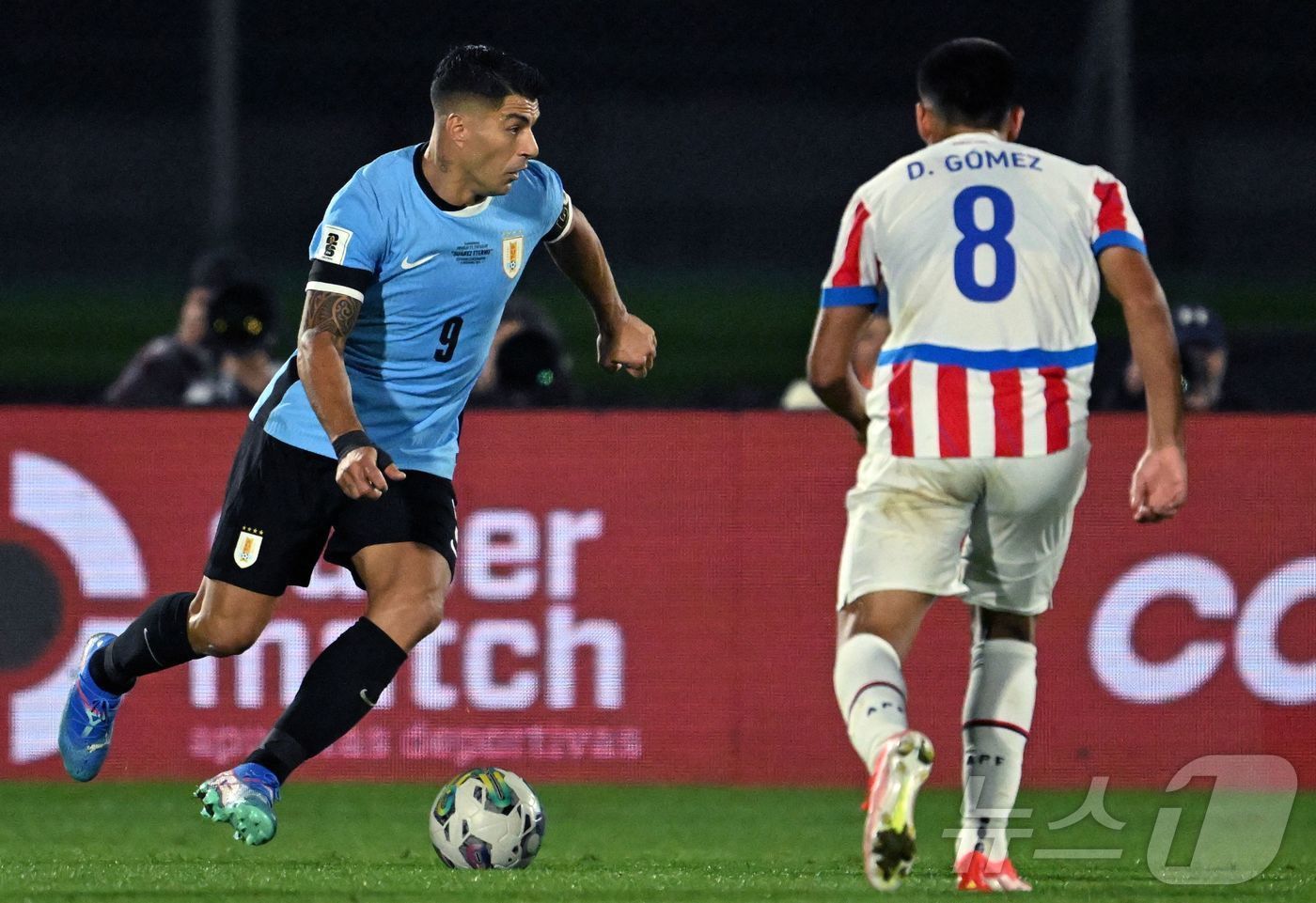 본문 이미지 - 우루과이의 공격수 루이스 수아레스(왼쪽)가 7일(한국시간) 우루과이 몬테비데오에서 열린 2026 북중미 월드컵 남미 예선 파라과이전에서 143번째이자 마지막 A매치를 뛰었다. ⓒ AFP=뉴스1