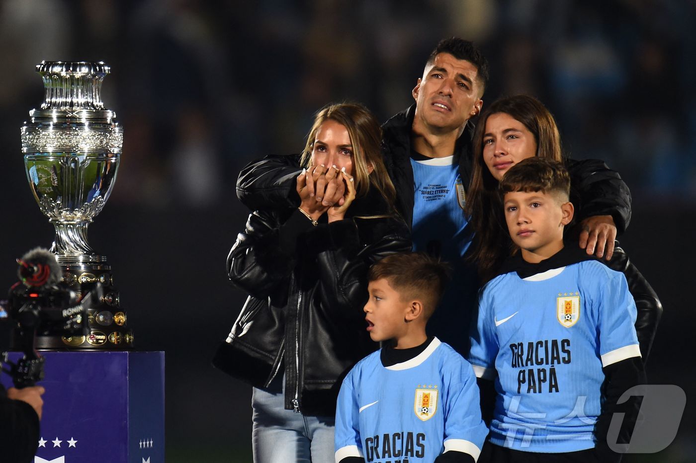 본문 이미지 - 루이스 수아레스와 그의 가족들. ⓒ AFP=뉴스1
