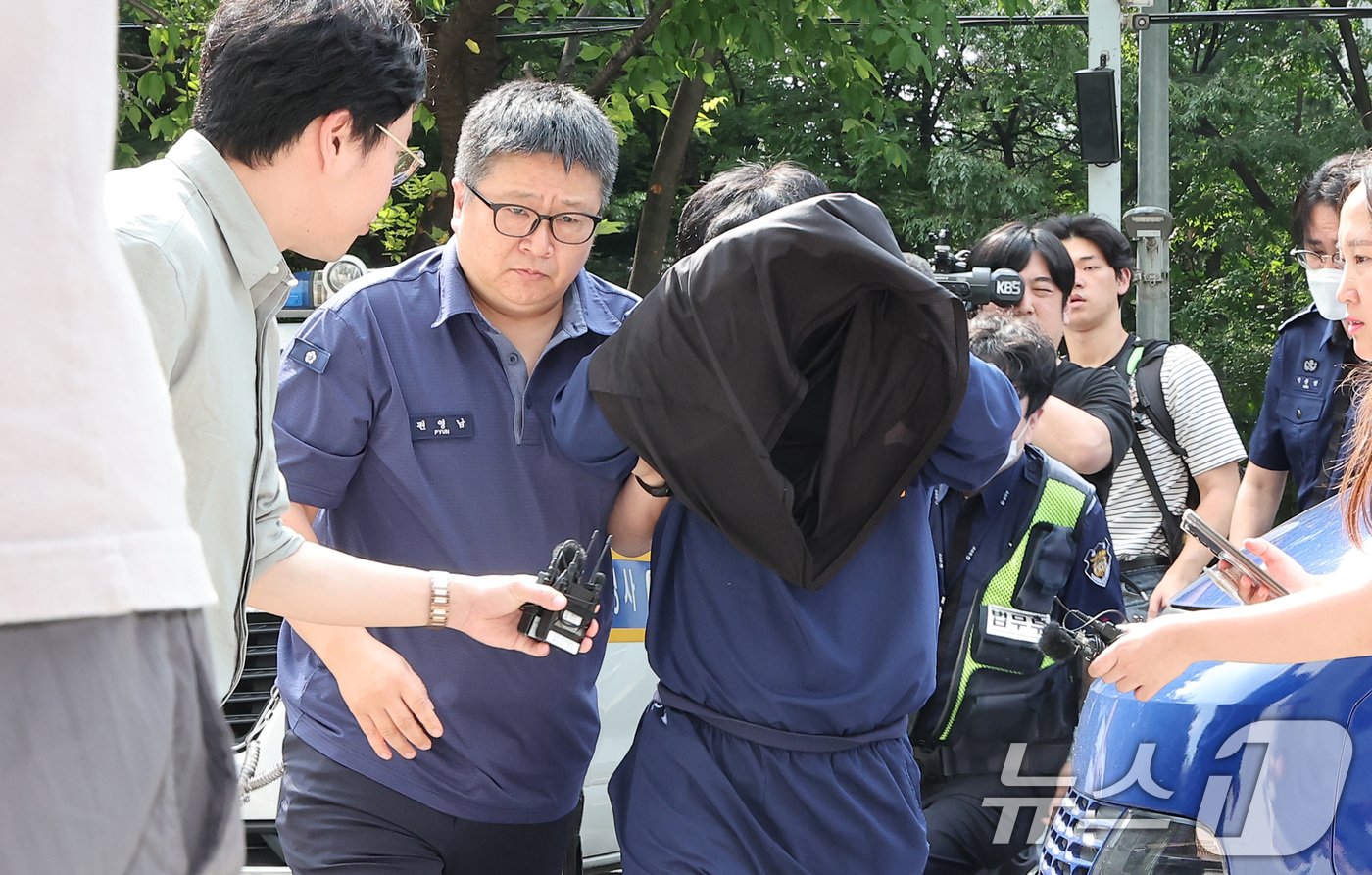 본문 이미지 - 우리은행 부당대출 의혹 사건과 관련해 횡령 및 사문서위조 등의 혐의를 받고 있는 손태승 전 우리금융지주 회장의 처남 김 모 씨가 7일 서울 양천구 서울남부지법에서 열린 구속 전 피의자 심문&#40;영장실질심사&#41;에 출석하고 있다. 2024.9.7/뉴스1 ⓒ News1 김성진 기자