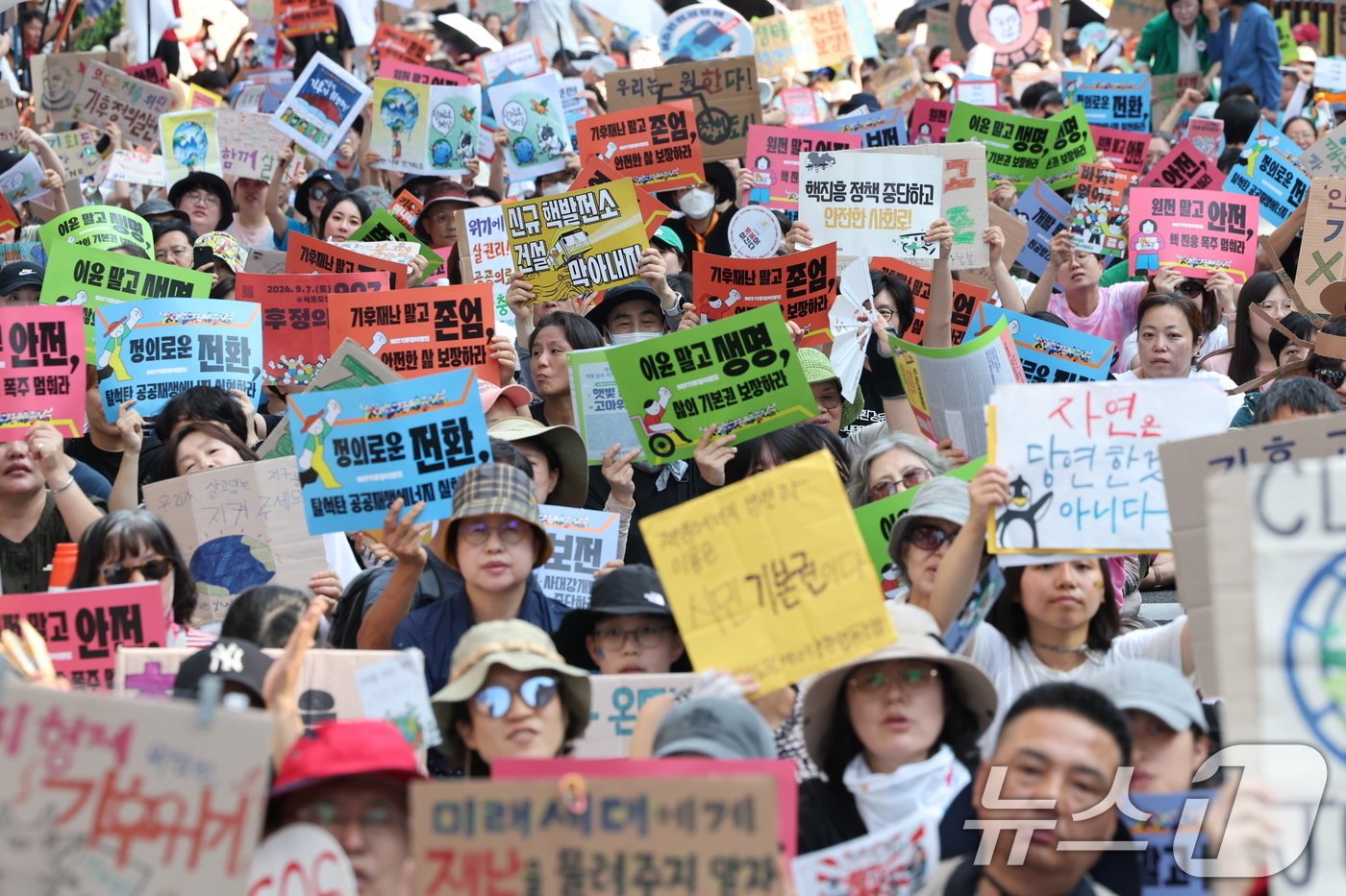 본문 이미지 - 7일 오후 서울 강남구 신논현역 인근 강남대로에서 열린 907 기후정의행진에서 참가자들이 구호를 외치고 있다. 2024.9.7/뉴스1 ⓒ News1 이재명 기자
