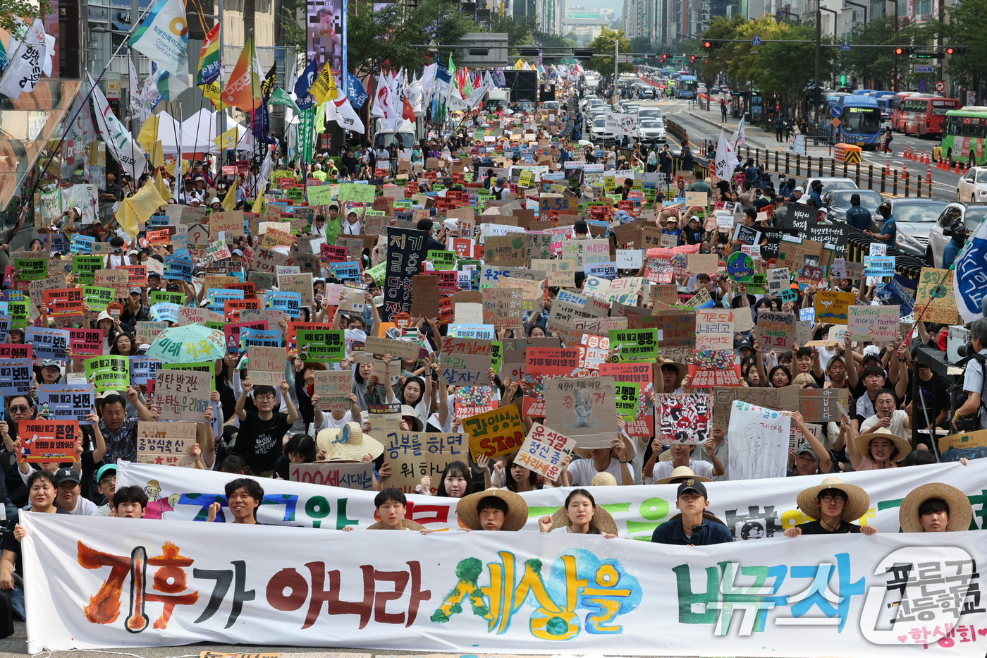 (서울=뉴스1) 이재명 기자 = 7일 오후 서울 강남구 신논현역 인근 강남대로에서 열린 907 기후정의행진에서 참가자들이 구호를 외치고 있다. 2024.9.7/뉴스1