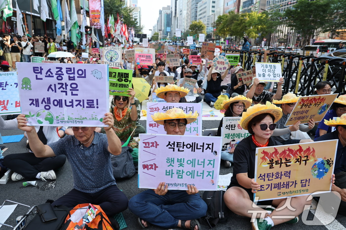 (서울=뉴스1) 이재명 기자 = 7일 오후 서울 강남구 신논현역 인근 강남대로에서 열린 907 기후정의행진에서 참가자들이 구호를 외치고 있다. 2024.9.7/뉴스1