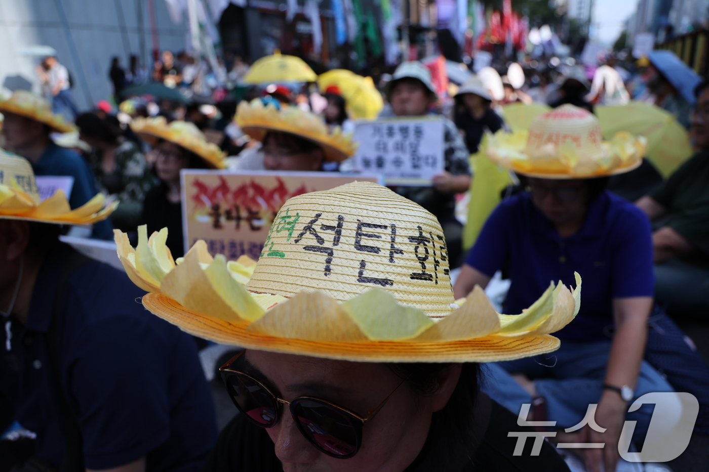 (서울=뉴스1) 이재명 기자 = 7일 오후 서울 강남구 신논현역 인근 강남대로에서 열린 907 기후정의행진에서 참가자들이 구호를 외치고 있다. 2024.9.7/뉴스1